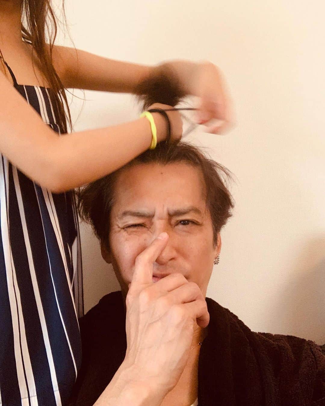 大沢樹生さんのインスタグラム写真 - (大沢樹生Instagram)「おはよう御座います😊 娘、、パパ〜っ！ハゲがいっぱいある‼︎と。 あほっ！白髪いっぱいじゃ‼︎ #おはよう #大沢樹生 #娘」5月16日 10時29分 - osawa_mikio
