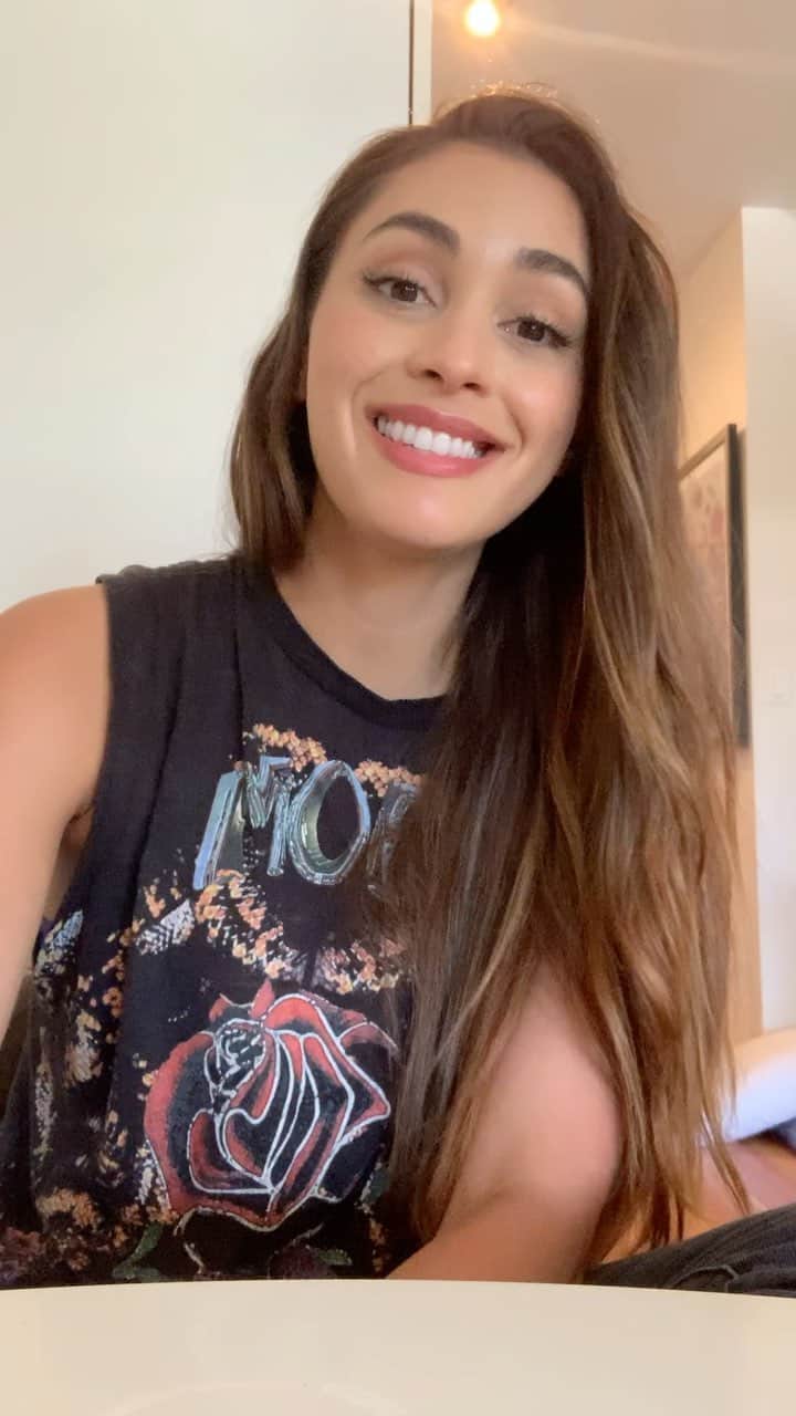リンジー・モーガンのインスタグラム：「How are you doing, really? . . . As many of you know, I am an ambassador for @active_minds, whom is also a proud member of the @mentalhealthcoalition. Together we can end the stigma surrounding mental health conditions. May is mental health awareness month and we created the #HowAreYouReallyChallenge during this difficult time. . . . I’ve been nominated to share “how I’m am really doing” during this time, in hopes to inspire others to share their truths, check in & really support one another. With honesty & vulnerability, together we can normalize an ongoing dialogue about our mental health and strive to become healthier people as a whole. . . .  I nominate @bethanybrown @tasyateles @emilybett @jessicanoelleharmon @luisadoliveira to share their hearts with us. . . . If you or a loved one is struggling please visit ActiveMinds.org/HereForYou for links and resources to help facilitate a healthy dialogue or how to find professional help in your area. . . . You can also text “HOME” to 741741 a free 24/7 Crisis Text hotline. . . . Wishing everyone safety and health during this time. Reaching out to others and being gentle with myself and my emotions helped me during this experience but please know there are many more tools at your disposal to help. Working out, journaling, meditating, long naps and chocolate also help me! Talking to professionals and crying also helps me! I just urge you or anyone who is hurting to know you’re not alone and there are many ways you can begin to feel better, but please take the first step and be gentle and loving to yourself🙏🏽♥️ you’re worthy ♥️」