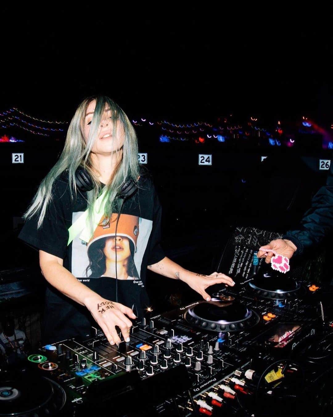 アリソン・ワンダーランドのインスタグラム：「this time last year at EDC LV where I played 2 sets. Thank u to anyone who plays my music :’) can’t wait til this shit is over so we can do this again」