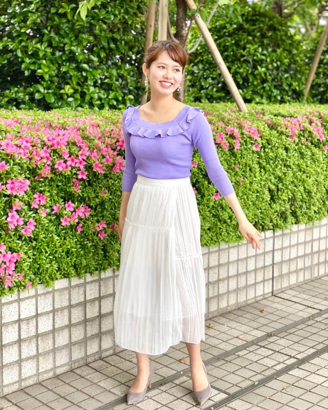 谷尻萌さんのインスタグラム写真 - (谷尻萌Instagram)「おはようさん♡ いつもお仕事やお勉強など色々とお疲れさんやで🤗📚 偶には頑張りすぎずにしっかり休んでなっ💓^ ^  お台場は雨、降ってきたわ〜☔️ 風が結構強くて、傘が壊れそうなくらいやで🌂🌬怪我しんように注意しなあかんね👌☺️ 今日は、全国的に雨の土曜日やで☔️ 関東から西は、日中いっぱい雨で、特に「九州」はお昼頃から局地的に強い雨になりそうやから、土砂災害や河川の増水、氾濫、低い土地の浸水などに警戒してや！🤲⛰🏞 そして気温は、日中そんなに上がらへんのと、雨も降ってるさかい、ヒンヤ〜リ感じるで！😨 今日は、「長袖」の出番やよっ！🧦💛 身体冷やさんようにしてな♡(≧∀≦) ほな、また来週会おうにゃ😻  #めざましどようび　 #お天気キャスター #セントフォース　 #アナウンサー　 #谷尻萌 #京都弁　 #ポニーテール #nofilter」5月16日 10時37分 - tanijiri_moe