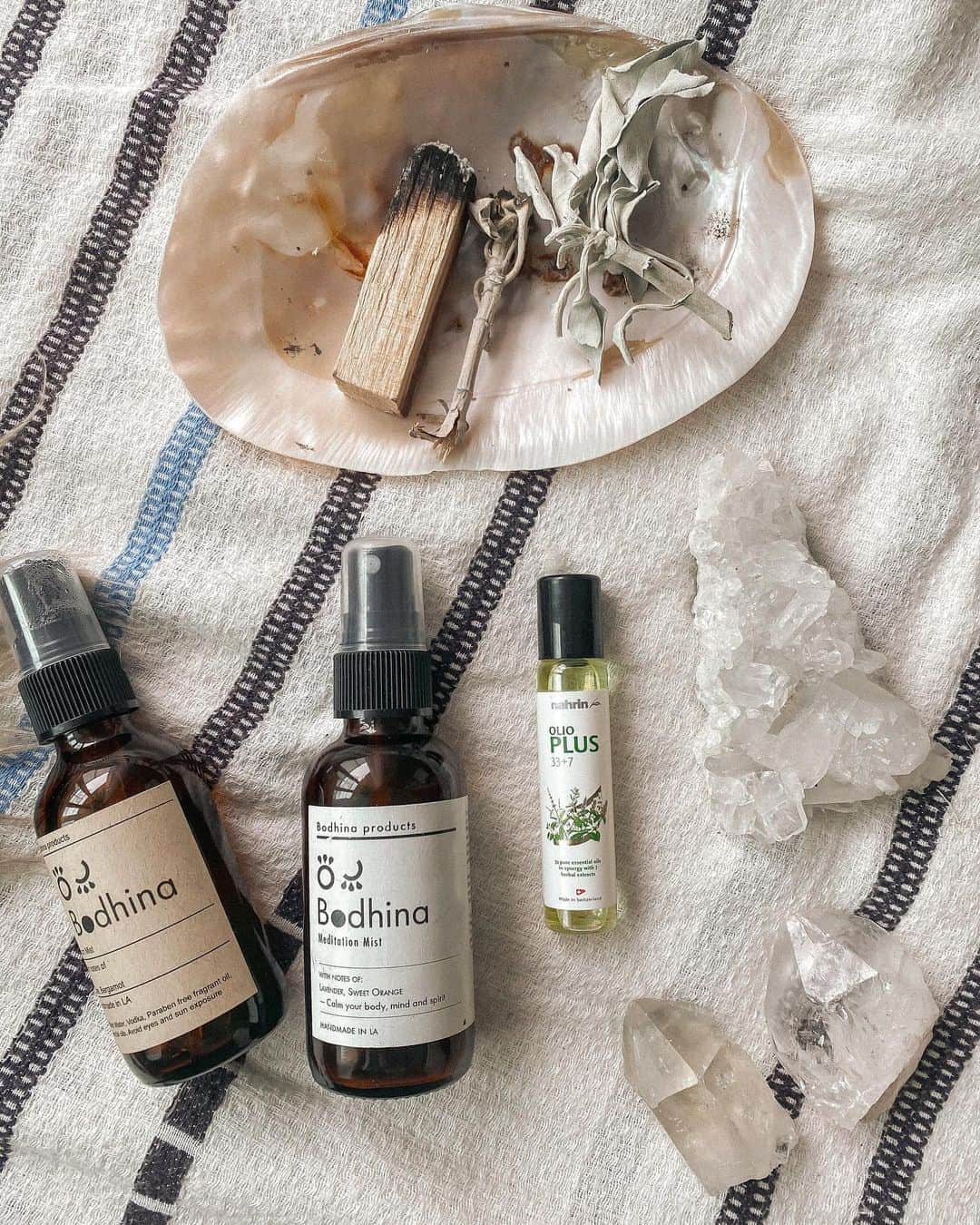 Manamiのインスタグラム：「morning  meditation items🌞🧘🏼‍♀️🌿 瞑想アイテムの質問めっちゃ多いからお答えするよーん💫 ㅤ ❀white sage & palo santo 浄化アイテム🌿器は天然シェル🐚 どっち焚くかはその日の気分で♩ ブランドこだわりなくAmazonで1〜2年前に購入したから どこのがおすすめとかないんだ🥺🙏🏽 ㅤ ❀meditation mist @bodhina_ いつでもシュッシュしてる😌 @ailove_la のお友達の手作りmist🌿 飛行機乗る時も持ってくし、room mistも持ってる💕 ㅤ ❀herb oil @nahrin_japan 手のひらに伸ばして呼吸がスーーーッとしやすくなる 肩首回りにも塗ってる🌿肩凝りにも👌🏽 @chika_602 が教えてくれたんだけど ちかこおすすめのものは基本checkしてるし買っちゃう💕 ㅤ ❀crystal どこかの国で買ったんだけど、忘れちゃった💭 Arizonaだったかなぁ💭 ㅤ 毎日質問もらうのでやっとお答えできました😊 参考になれば🌼🌼🌼 こないだLiveでもお話ししたけど 朝瞑想めっちゃおすすめ🧘🏼‍♀️ #マナシカの家」