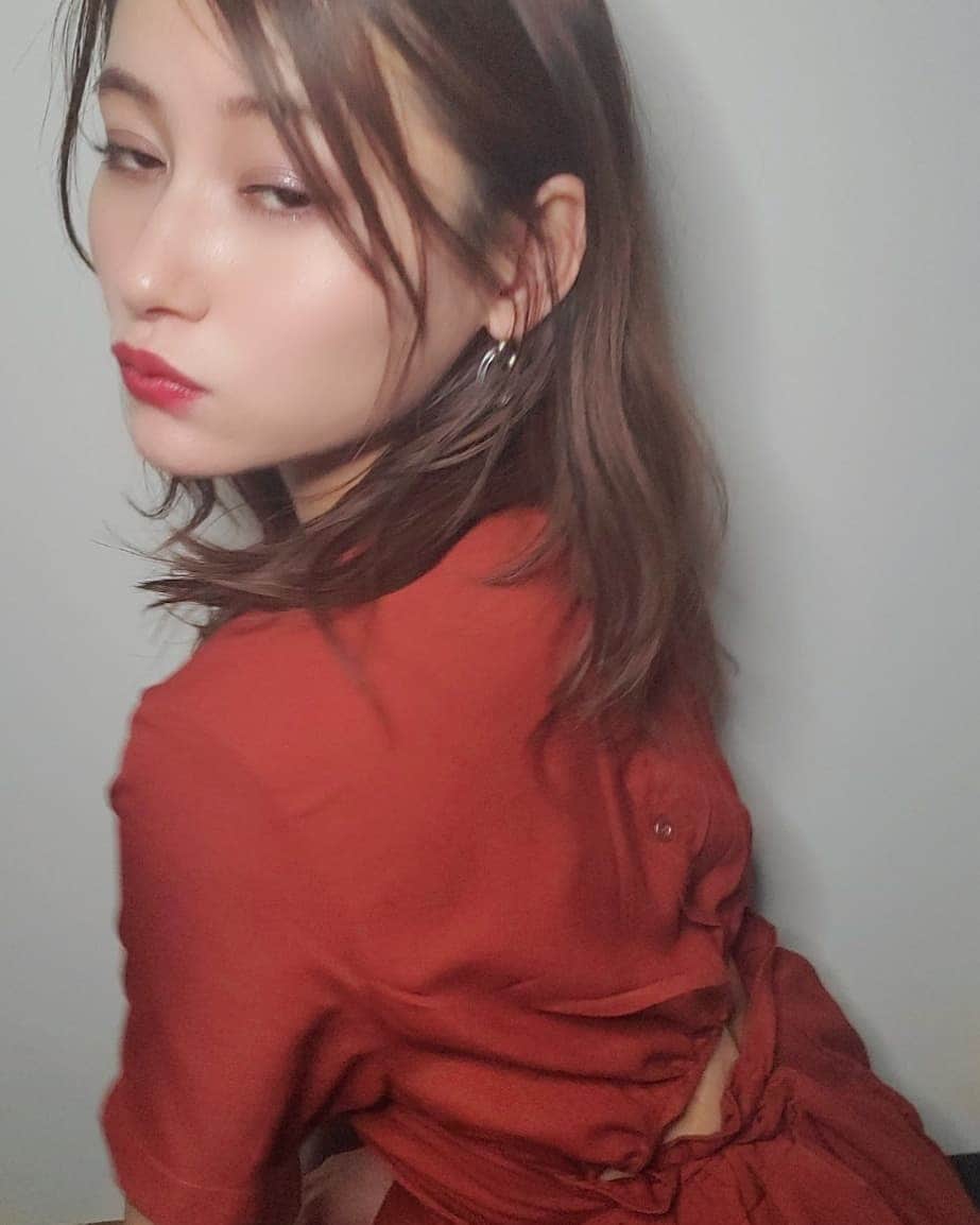 江藤彩也香さんのインスタグラム写真 - (江藤彩也香Instagram)「お出掛けしたいです～。目一杯ショッピングしたいです～。遊びたいです～。仕事したいです～。(タラちゃん風)  #赤ワンピース #赤 #赤リップ #巻き髪 #顔うざい #事故 #dress #red #cute #love #cool #stayhome #selfie」5月16日 10時51分 - sayakadayo_