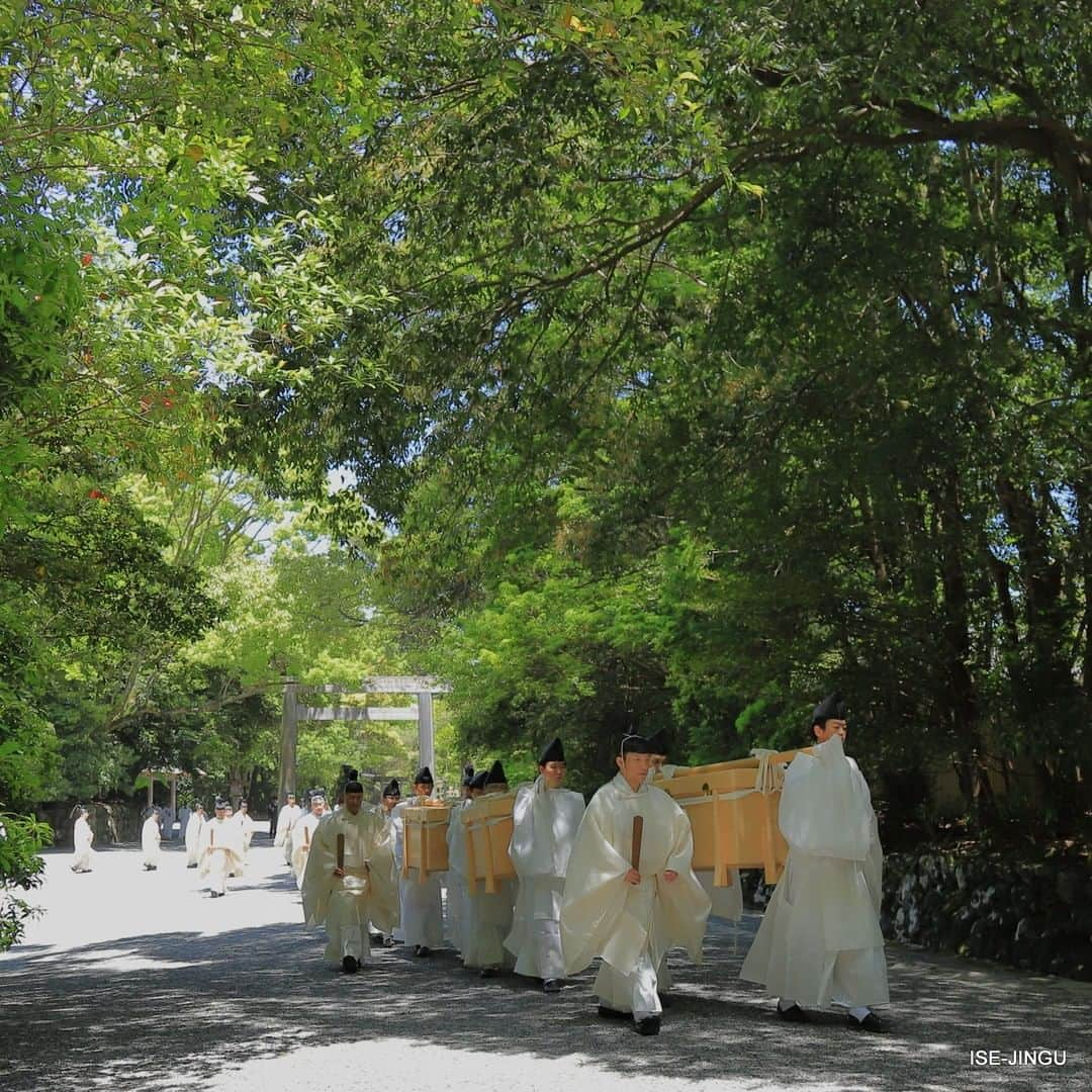 伊勢神宮さんのインスタグラム写真 - (伊勢神宮Instagram)「#伊勢神宮 #神宮 #神社 #心のふるさと #内宮 #神御衣祭 #参進 #絹 #麻 #辛櫃 #ISEJINGU #JINGU #SOUL_of_JAPAN #japan #jinja #shinto #naiku #kannmiso_sai #silk #hemptextileinclothes」5月16日 11時00分 - isejingu.official