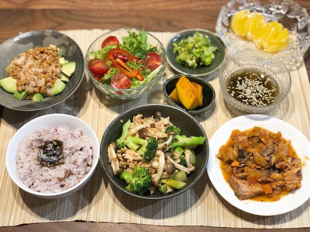 西木恵美里のインスタグラム：「#サバのトマトパッツァ #鶏ひき肉とブロッコリーときのこの中華炒め #なっとうふアボカド #野菜サラダ #セロリのナムル  #かぼちゃ #もずく #文旦 #雑穀米  なんか色々出しすぎた🥱」