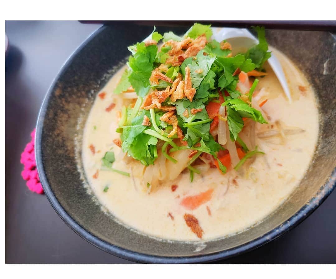 柚月美穂のインスタグラム：「#randompic . . この期間 作るものも量もはほぼ変わりはありませんが . . ここ最近はまだ少しバタついているのもあり お腹ペコペコで帰宅が多いので お昼しっかり食べたり 夜ガッツリ食べたり . あ、体重…増えたかも？(笑) . 明けたら沢山踊って肉を削ぎ落とそう！と . そんなこんなで近頃ごはんの一部を。 . pic.1 アジアンヌードル(ココナッツグリーンカレー風味)  pic.2 モッツアレラバジルトマト(ベビーほうれん草代用)  pic.3 アボカドチーズチキン (これは本当に激オシです！みんなに食べてほしい！) pic.�4 ジェノベーゼ  pic.5 明太クリームオムライス(明太子の余りで)  pic.6 ナシゴレン (うちでは結構定番)  pic.7 バターチキンカレー (最近作るのにハマっているやーつ。カレー粉めっちゃつかっちゃう。) . . . なによりも美味しく楽しく食べるのが 1番ですね〜😋😋😋 . . #手作りごはん #自炊 が一番 #Japanese #Actor #cameraman #camerawoman #picoftheday #instagood #fashion #happy #followme #follow #art #me #instadaily #style #photography #fun #instalike #igersInstagrammers #photo #tokyo #japan」