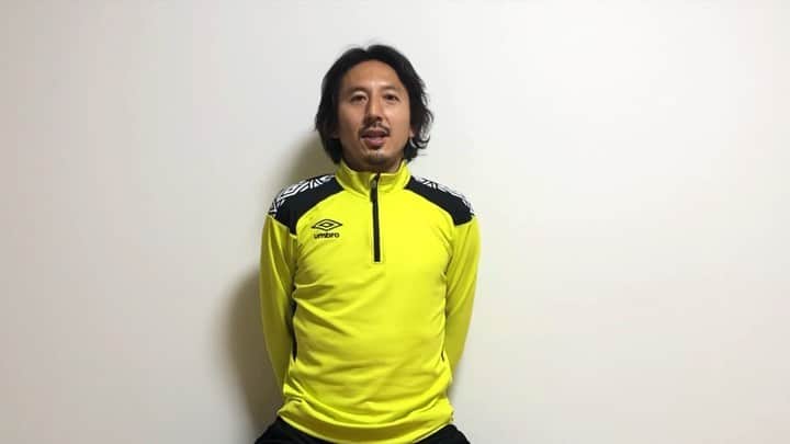 橋本英郎のインスタグラム：「【おうち簡単トレーニング】ヨガシリーズ  今日も筋トレではありませんが、下半身の踏ん張りでジワッと鍛えるポーズをお伝えします。  戦士ポーズ②です。  ポイントは、 ・足幅は手首の下に足首 ・つま先と膝は同じ方向 ・逆足先はそのままの向き ・前の膝は足先より出ない ・曲げた膝を90° ・動きに合わせて呼吸する  姿勢をキープしてから呼吸を大きく3回〜5回します。  左右両方1回ずつで大丈夫です。  無理せず、ゆっくり、ゆったりチャレンジしてね。  いいおうち時間をお過ごし下さい。 ． ． ．  #おうちでトレーニング  #簡単トレーニング  #fc今治  #橋本英郎  #umbro  #2週間  #毎日トレーニング  #家トレ  #いまできること  #ヨガポーズ」