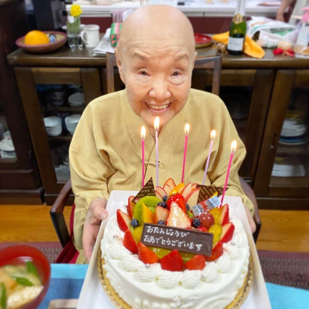 瀬戸内寂聴さんのインスタグラム写真 - (瀬戸内寂聴Instagram)「5月15日、98歳の誕生日を昨日迎えました🎂  数えでいうと99歳で、白寿のお祝いにあたります。 まさか自分が100まで生きようとは夢にも思いませんでした。  約100年間、私は好き放題に生きてきました。その為、人にも随分迷惑をかけたと思いますが後悔はしていません。 あれをしないで残念だ、と思うことはありません。 したいことは全部しました。 やっぱり楽しかった100年だと思います。  51歳で出家したことは私にとっては最好の判断でした。 ペン一本で食べ通したこともよくできたと思います。他のことで収入を得ようとしたことはありません。 これで生涯を終えることはよかったと思います。  出家のおかげであの世にはなんの心配もありません。しかし、死んだら先に死んだ人に会えるとも思っていません。 あの世の生活をこの世に残った人に書いて知らせることができないのが何より残念です。  98歳の誕生日に初めて私は100まで生きないだろうと思いました。 だからせいぜい残る時間を楽しみたいと思います。  #インスタ61回目 #瀬戸内寂聴 #誕生日 #98歳」5月16日 20時30分 - jakucho_setouchi