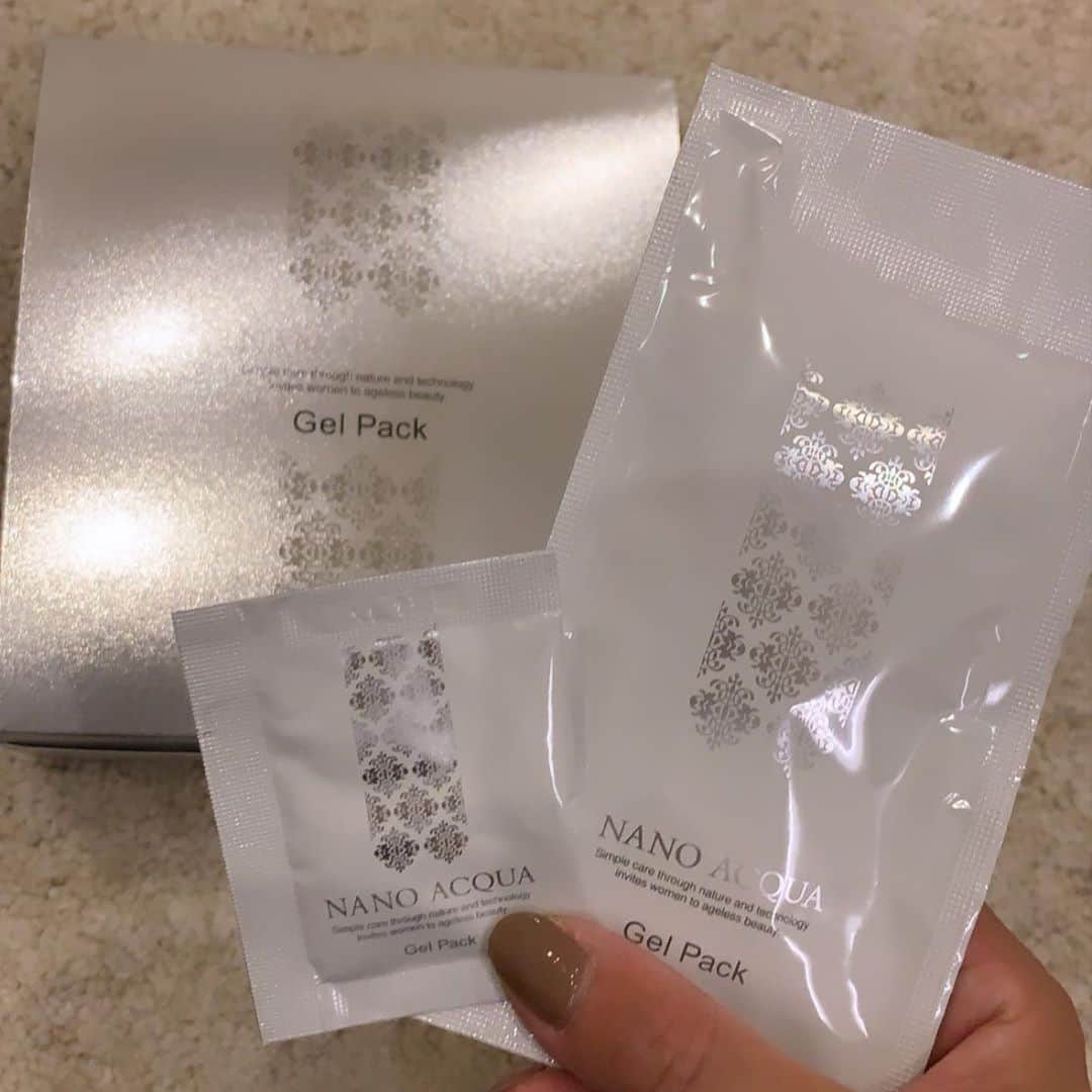 mocchiのインスタグラム：「話題のジェルパックやっと届いた♥️ @favorina_official ・ 累計520万個以上売れてて ジェルと粉末を混ぜるだけで生炭酸ジェルが出来上がるよー！！ ・ 初回は5回分のキットを安く購入出来るからオススメ✨ ・ ・ パック中にポカポカしてきて、パックが終わるとモチモチになってた😆 ・ ・ 年齢が出やすい、まぶたや唇にも使えるよ✨ ・ ・ クーポンコード【co2】で500円offで購入出来るよ♥️ ・ ・ #炭酸ジェルパック#炭酸パック#炭酸美容#ナノアクア#favorina#フェヴリナ #ad#pr #スペシャルケア #美肌ケア #毛穴 #美肌になりたい #生パック #エステ級 #半身浴のお供 #ながら美容」