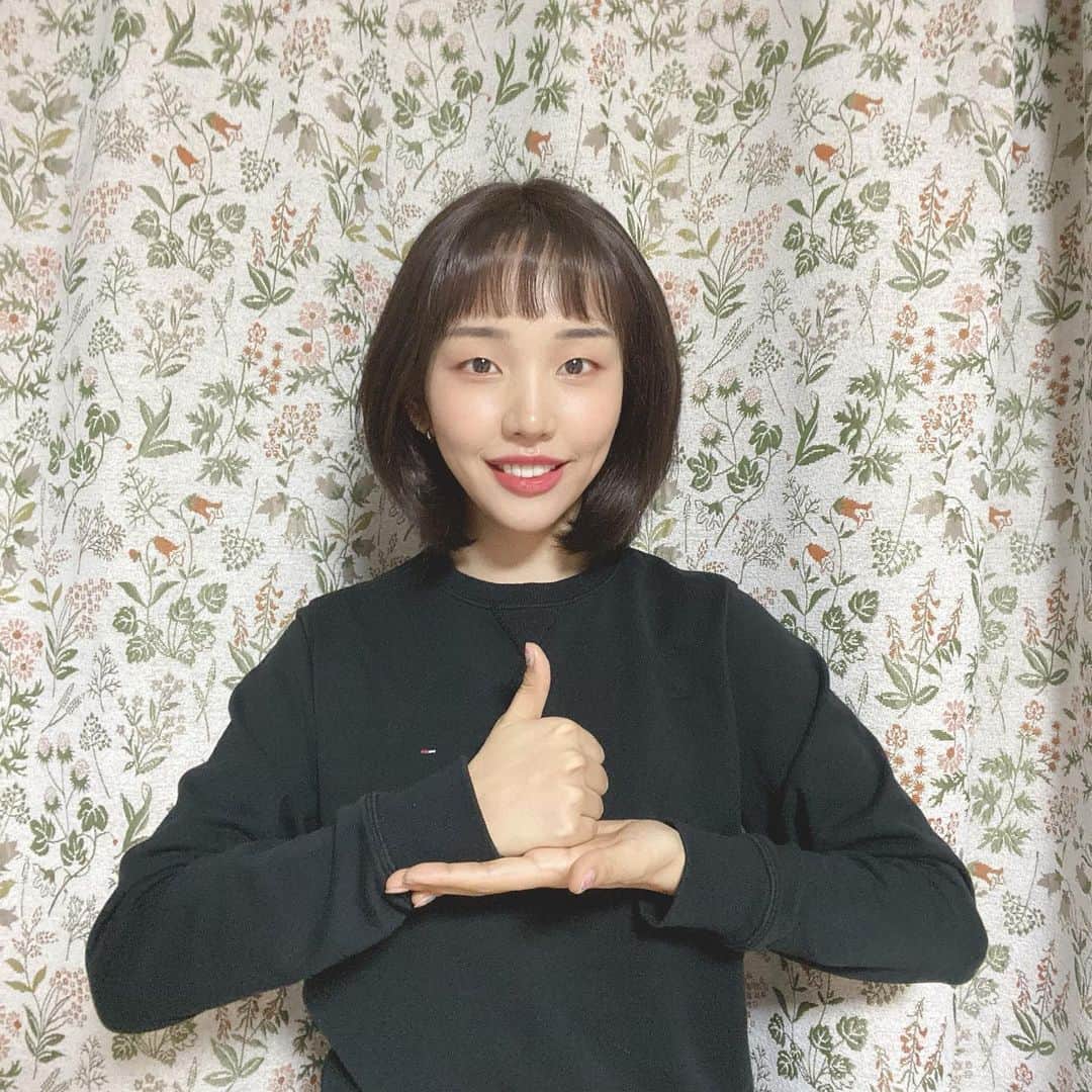 ペク・アヨンのインスタグラム：「코로나19 극복을 위해서 밤낮없이 힘써주고 계시는 의료진분들 그리고 방역 관계자분들께 진심으로 감사드립니다. 하루빨리 모두가 행복한 대한민국이 되기 위해 우리들도 조금만 더 힘내주었으면 좋겠습니다.  오늘도 코로나19 현장에서 노력해 주시는 모든 분들 덕분에 하루를 마칠 수 있었습니다. 감사와 존경의 마음을 담아 이 응원을 보냅니다. 🙏🏻 . 뜻깊은 캠페인을 함께 할 수 있도록 지목해 주신 #딕펑스 #김태현 님 @cococoxz 고맙습니다😊 . 저의 릴레이를 이어가줄 사랑하는 언니들! #윤하 님 @younha_holic , #유빈 님 @iluvyub  함께 해주세요 🥰 감사합니다! #덕분에챌린지 #의료진덕분에」