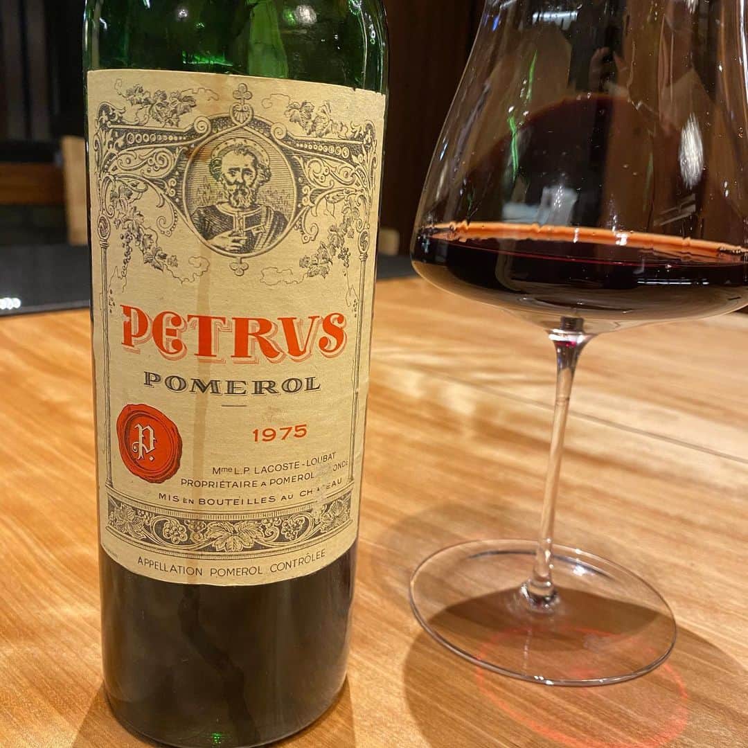 藤田晋のインスタグラム：「うちのワインセラーで15年くらい寝てたペトリュス1975年を起こして開けた。二個下のワイン。  #誕生日ワイン #petrus」