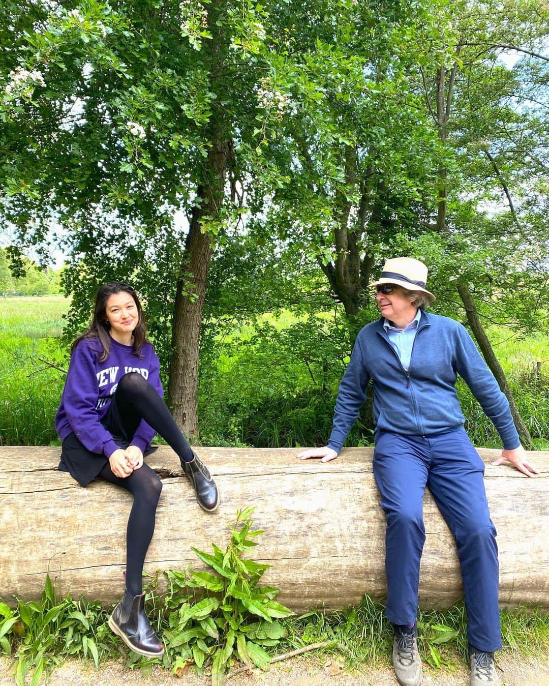 香華（KOuKA）のインスタグラム：「イギリスで家族に会えるようになりました！でも2メートル!! A #sociallydistant bench sit, nice to finally see my dad again 😂🌈」