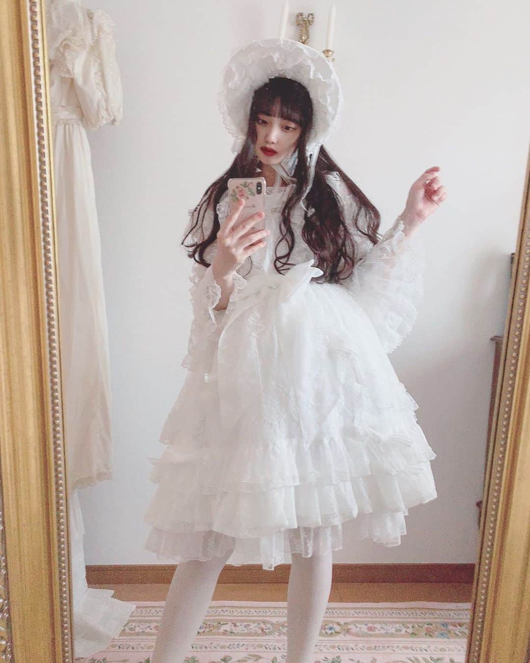 酒元麻衣（まいへー）のインスタグラム：「ロリィタのモデルのお仕事をさせて頂きました♡色々着させて頂いたのでまた載せます⚜️ 妊婦でも着れる…ロリィタすごい♡ . . . #ロリィタ#ロリィタファッション#lolitafashion #lolita #lolitagirl」