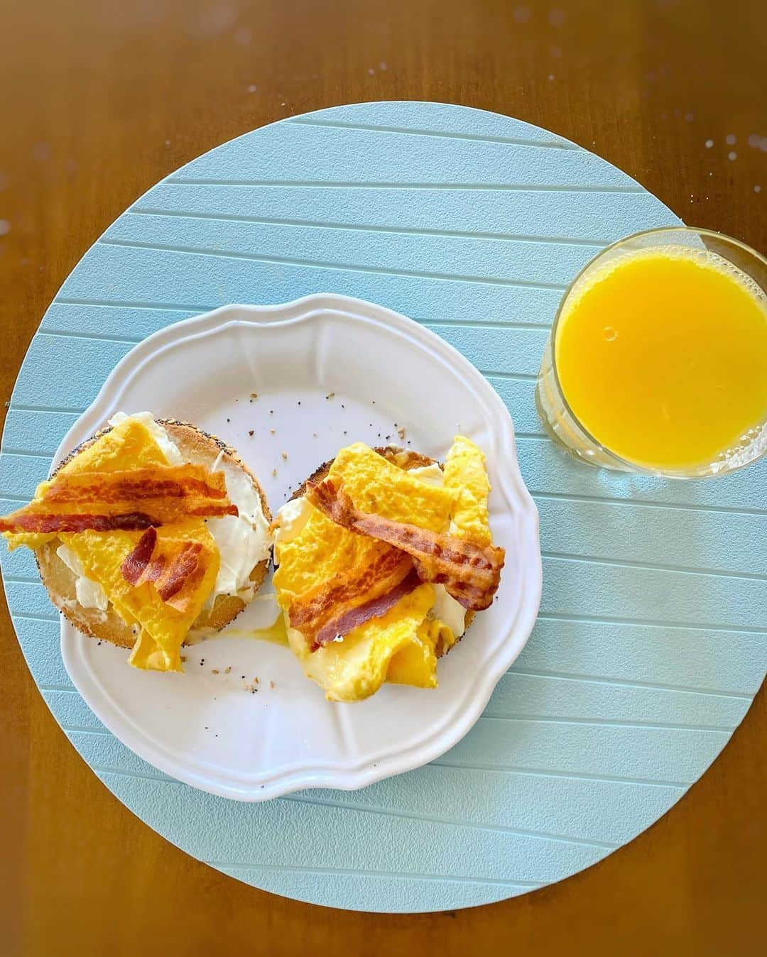 アンミカさんのインスタグラム写真 - (アンミカInstagram)「朝ごはんを食べない派だったのに、自宅でのリモート仕事になってからは、モーニングを作ることに目覚めた旦那様❤️ 。 ベーグルや🥯卵でくるんだトーストなど🍞🍳、工夫して楽しそうに作り、それを食べて幸せそうな旦那様の姿が可愛い❣️ 。 人の笑顔は伝染するので、朝からこちらも幸せな気持ちになり感謝です😊 。 明日は ・11:30〜12:55  TOKYO MX【日曜はカラフル】 。 ・18:30〜21:00  TBS 【せっかくグルメ】 に出演します。 。 お時間許す方は是非、ご覧くださいませ。 。 #今は身近な幸せを探し幸せを感じるアンテナを育むよう心がけています。 #卵をあまり食べなかったけど旦那様のおかげで食べるように🍳 #hllspd #おうち時間　#stayhome #新しい生活様式 #医療従事者に感謝とエールを  @sunday_colorful  @theodoremillertokyo」5月16日 20時53分 - ahnmikaofficial