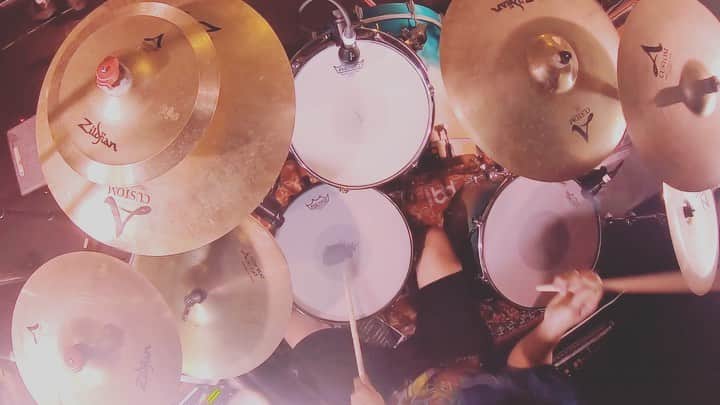 久野洋平のインスタグラム：「2020年1月13日高松DIMEでのライブより「GATE」のドラム動画をファンクラブにうpしました。 生ドラム叩きてぇえぇええ〜  #cinemastaff #gopro #drummer」