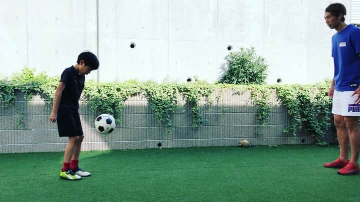 東口順昭のインスタグラム：「長男とリフティングしながら古今東西⚽️#間違えた僕か　#落とした長男か　どちらが勝ち？🤔」