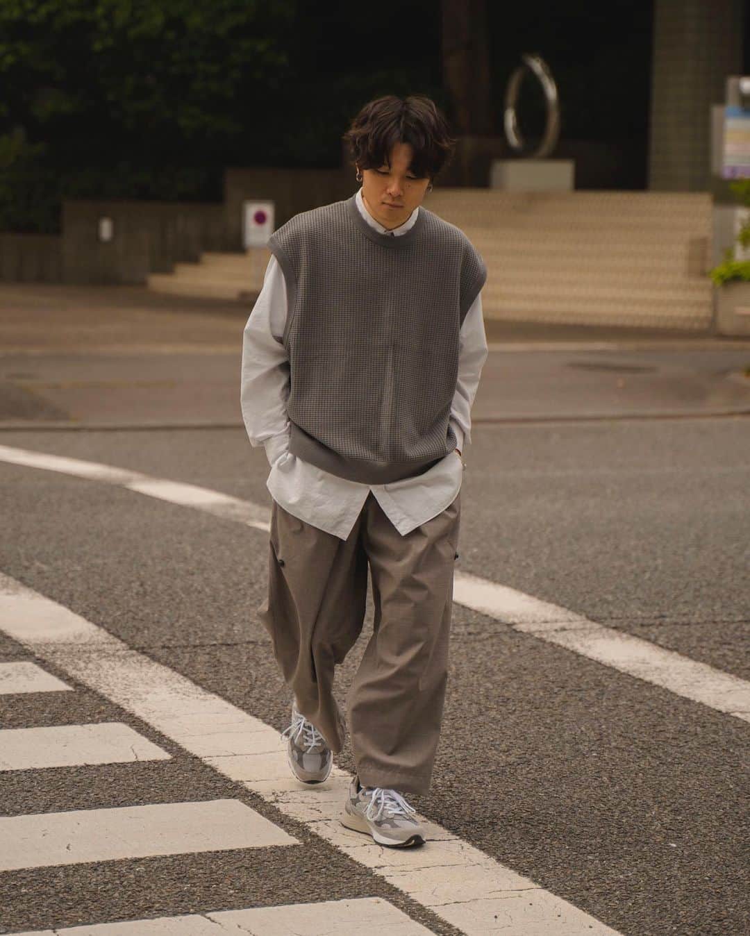 Ryoさんのインスタグラム写真 - (RyoInstagram)「ㅤㅤㅤㅤㅤㅤㅤㅤㅤㅤㅤㅤㅤ グレーのワントーン☺️ 最近、グレーにハマってる🤔 ㅤㅤㅤㅤㅤㅤㅤㅤㅤㅤㅤㅤㅤ shirt:#HERILL vest:#urutokyo pants:#rams shoes:#newbalance」5月16日 20時51分 - ryo__takashima