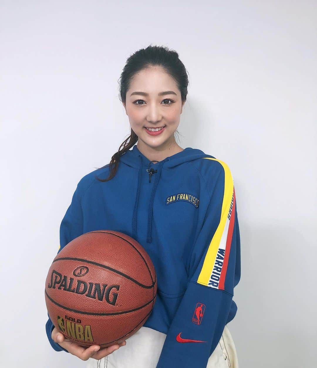 佐々木もよこさんのインスタグラム写真 - (佐々木もよこInstagram)「NBA情報局DAILY9😘🏀✨﻿ 21:00〜配信開始‼️﻿ ﻿ 今日はお気に入りのウォリアーズパーカー☺️💕﻿ 深堀スターはステフィンカリーです👏﻿ ﻿ カリー、話を聞けば聞くほど大好きだ🥺‼️❤️﻿ 松田悟志さん、石田剛規さんとお届け✨﻿ ﻿ NBAクリニックではおうちでてきる体幹トレーニングを教えてもらいます！！﻿ またダサい動きしちゃいそう😂😂﻿ ご覧ください🥺✨﻿ ﻿ ﻿ そしてそのあと21:45〜は同じ事務所のゆりえちゃんとインスタライブします🙆‍♀️💖﻿ コメント待ってるよー💕💕﻿ ﻿ ﻿ ﻿ ﻿ #NBA#goldenatatewarriors #warriors#stephencurry #basketball #sport#バスケ#ステフィンカリー」5月16日 20時52分 - moyoko_atom