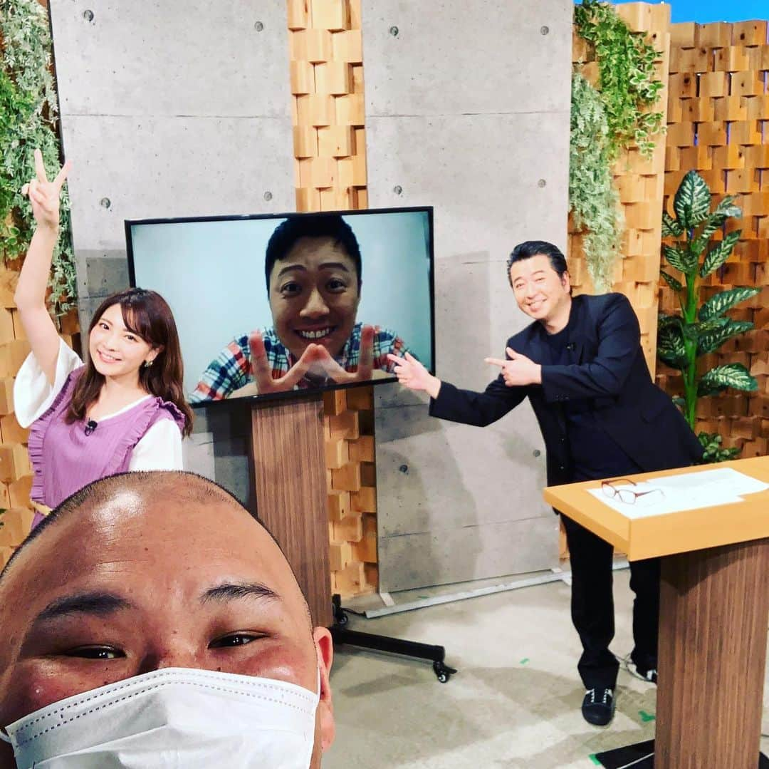 HIROさんのインスタグラム写真 - (HIROInstagram)「テレビ和歌山のわくわく編集部😁 #テレビ和歌山  #わくわく編集部 #スタジオ  #生放送  #毎週金曜日１８時〜　 #リモートやのぱん(タレント) #マエオカテツヤ(漫画家) #本谷紗己 (モデル) #マネージャーのプレゼント(シャツ) #テレビ  #和歌山県  #ローカル番組」5月16日 21時02分 - hiro19770420