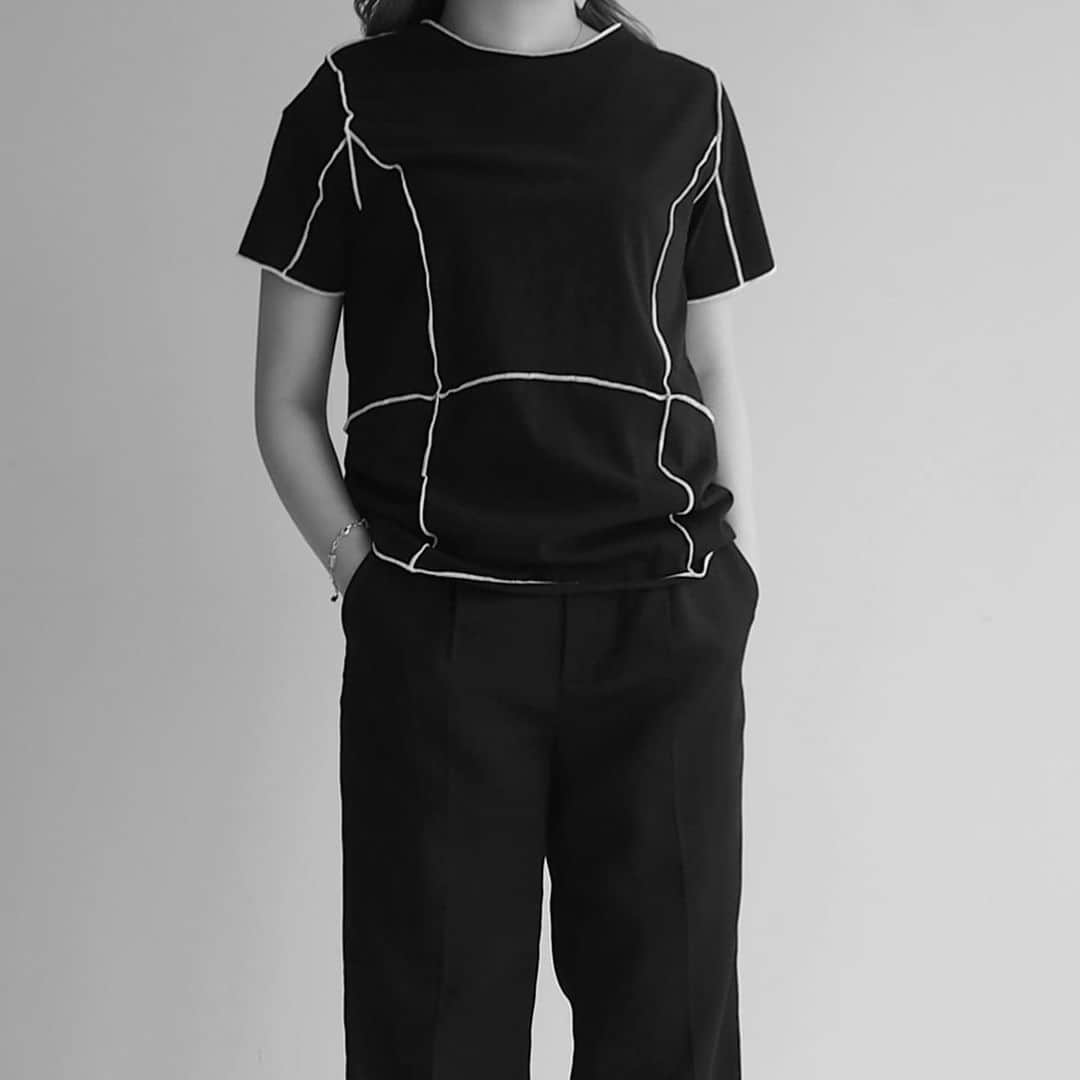 のインスタグラム：「﻿ ——————————————﻿ ﻿ NEW ARRIVAL▼﻿ ☑︎overlock stitching pullover﻿ No.G50-18561 / ¥7,900+tax﻿ ﻿ SALE▼﻿ ☑︎ center press slit flare pants﻿ No.G50-68505 / ¥19,000→¥13,300+tax﻿ ﻿ ——————————————-﻿ ﻿ ▶︎ Link in bio.﻿ ﻿ ﻿ #jet_newyork #jetnewyork #newyork #jet #marikohayashi #monotone #black #20ss #spring #new #arrival #nowonsale #worldonlinestore #elleshop #zozotown #magaseek #linkinbio #overlock #stetch #pullover #pants #black #simple #sale」