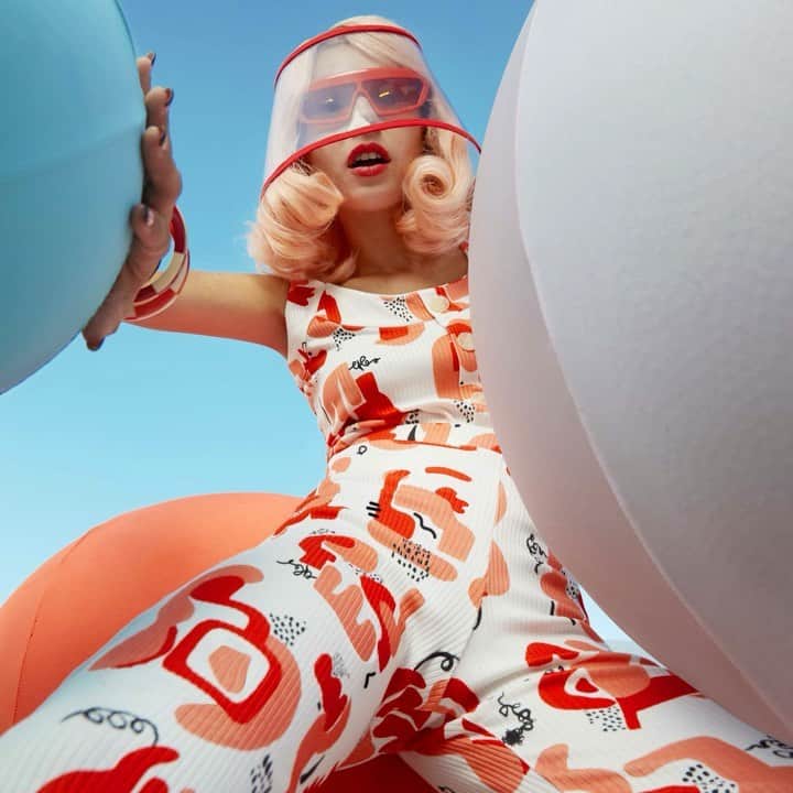 デシグアルのインスタグラム：「Miranda explores pleasure and freedom through her women. They are the protagonists of some prints that speak to us of sex, nature, creativity and love.  Pics by @pascalmoscheni  #MirandaLovesDesigual #LifeWillbeAwesomeAgain」