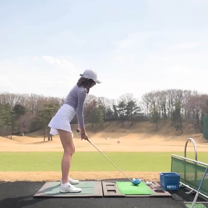 のインスタグラム：「久々にスイング投稿🏌️‍♀️⛳️ ・ ・ ・ 以前『ゴルフわでしこ』収録の時にスタッフの方に撮って頂きました☺️ ・ ・ ・　 スローモーションversion⛳️ ・ ・ ・ みなさんのベッドアップ改善法知りたいな〜🧐🧐🧐 ・ ・ ・ #ゴルフわでしこ #ゴルフ女子 #ゴルフ女子コーデ #ゴルフ好き #ゴルフウェア #ゴルフスイング #女子ゴルフ #ゴルフ動画 #ゴルフスイング動画 #ゴルフばか #ゴルフ初心者 #ゴルフ #ベストスコア更新 #90切りたい #100切り達成 #vg_fashion #golfhackgirl #reginagolf  #golf_picks #ハッピースイング #벤제프 #골프스윙 #골프 #골프스타그램 #女子ゴルフスイング動画　#スイング動画」