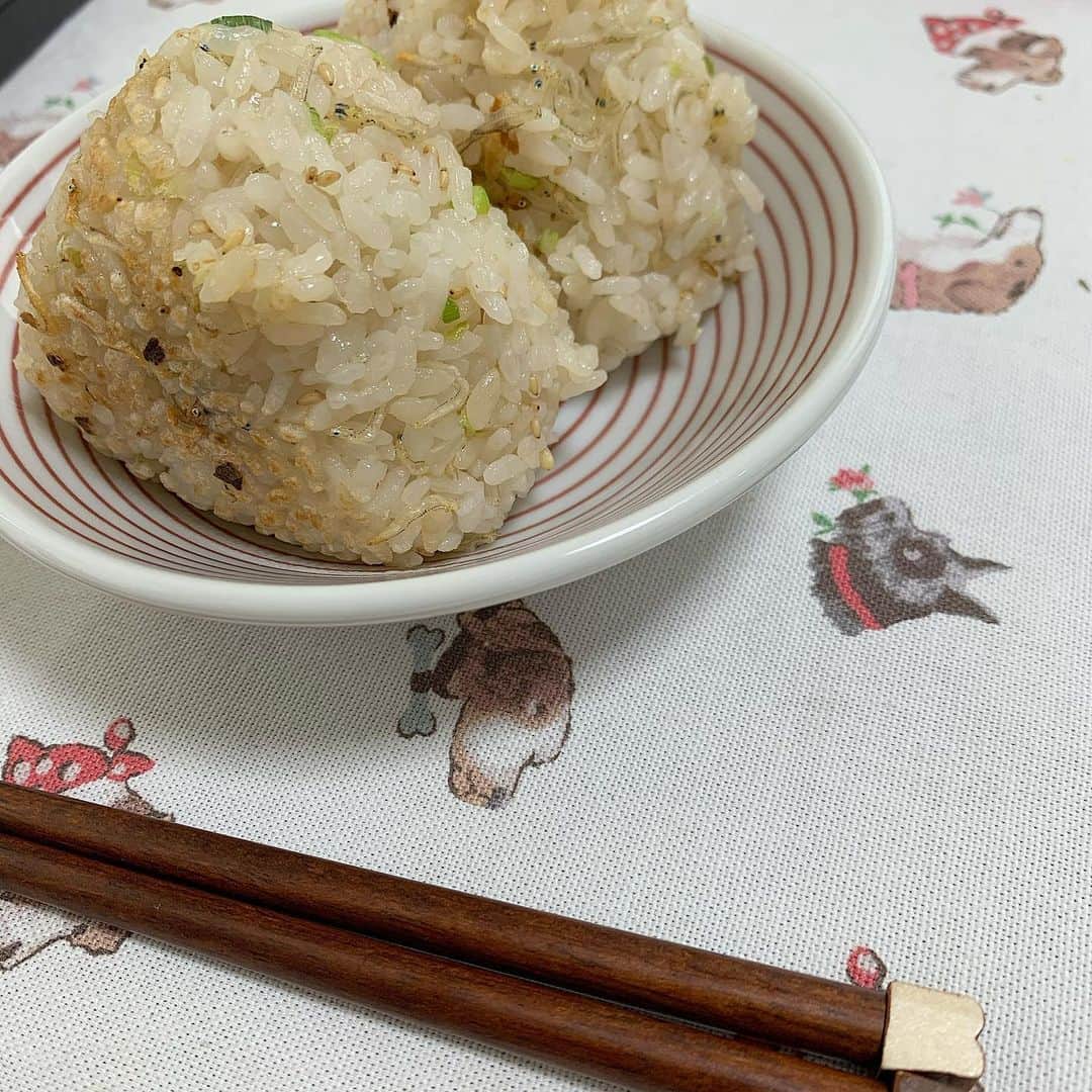 HONOKAのインスタグラム：「.〻  朝作ったじゃこの焼きおにぎりがめっちゃ美味しかった…🍙✌🏻 アイムジャパニーズ❕優勝❕  #朝ごはん」