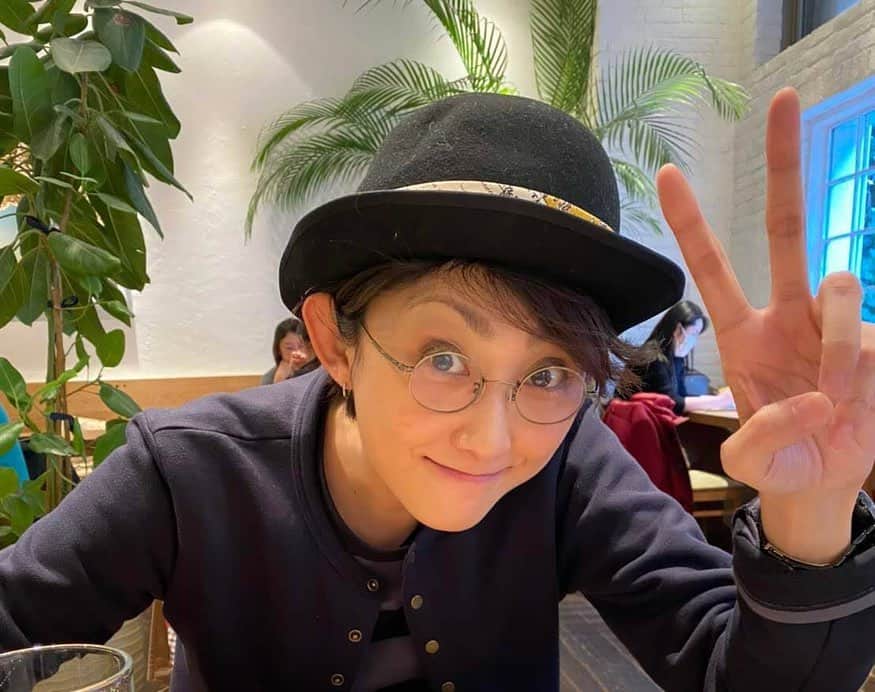 フジテレビアナウンサーのインスタグラム：「内野くんからバトンが回ってきました。ありがとう！  森本さやかです。私は、好きなものシリーズでいこうと思います。  1  帽子 プライベートでは、ハットもキャップもニットも被ります。  2  瓶フェチ 瓶を集めています。これはFNSチャリティキャンペーンで訪れた国のビール瓶。左から2本ネパール、隣がフィリピン、一番右がウガンダです。  3  ギター 大学生の時にバイト代で初めて買ったギター。Ｆはこう押さえる派です。  4  写真撮影 フィルム・デジタルどちらも大好きなカメラ。東京タワーを撮りました。どうですか？  さて次は、同郷であり、いつも私の強い味方でいてくれる島田彩夏先輩、お願いします！  #フジアナむすび #森本さやか #フジテレビアナウンサー」