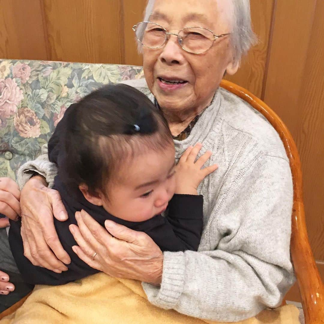 森本容子さんのインスタグラム写真 - (森本容子Instagram)「㊗️99歳✨コロナのせいで会えないけど😭（この写真は1月の写真です）おばあちゃんは今日99歳になりました。かなり痴呆が進んでいても元気にしておりましたが、1カ月ほど前から体調を崩して入院しています。 こんな時だから会いにも行けず、、、本当に残念。痴呆がかなり進んでいるので、どうか楽しい思い出の中で過ごしていて欲しい❗️と祈るばかりです。」5月16日 21時13分 - yocomorimoto