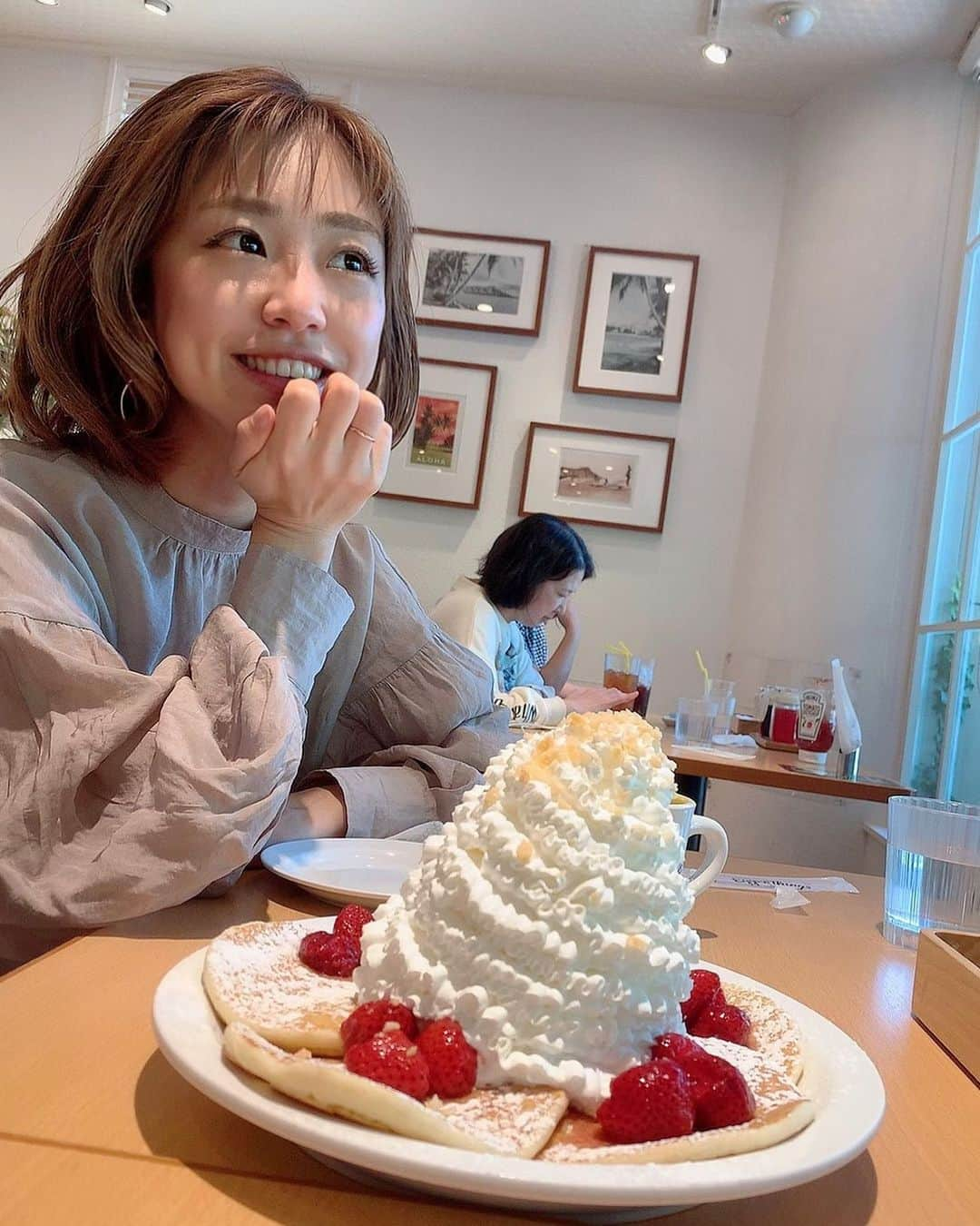 本橋優華さんのインスタグラム写真 - (本橋優華Instagram)「たっぷりホイップ。 いつかのパンケーキ。 お店のが食べたいな。 Uberしようか。 お店で食べたいな。  #おうち時間 #パンケーキ食べたい #eggthings#🥞」5月16日 21時21分 - uk_jp