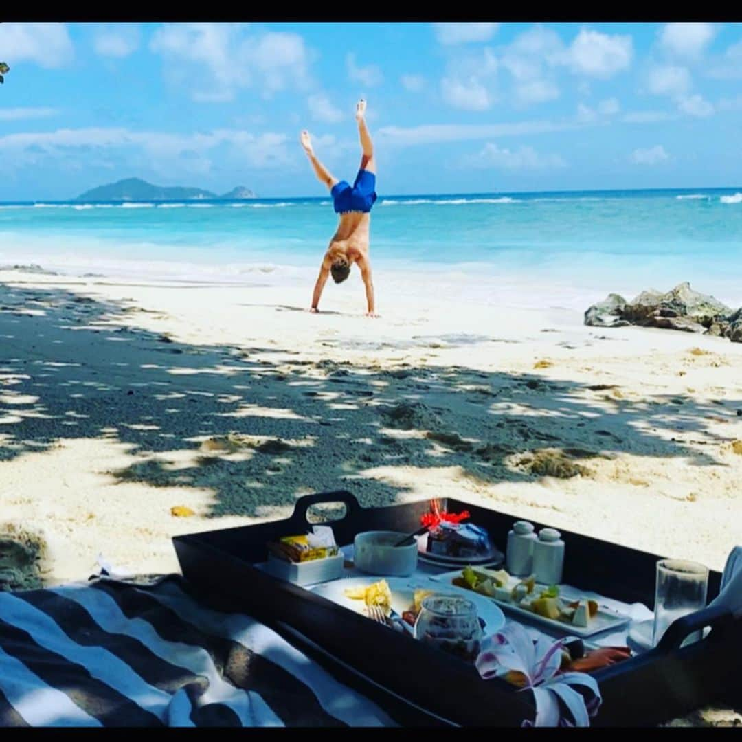 エイミー・ウィラートンさんのインスタグラム写真 - (エイミー・ウィラートンInstagram)「#throwback ❤️ #7monthspregnant on our dreamy beyond dreamy #babymoon to the #seychelles 🇸🇨 @hiltonseychelleslabriz ... imagine #holidays again one day! ✨」5月16日 21時24分 - missamywillerton