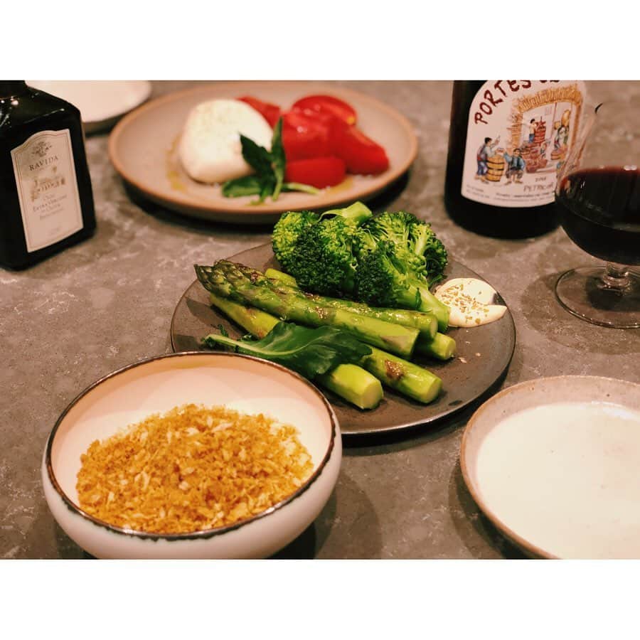 原田沙奈子さんのインスタグラム写真 - (原田沙奈子Instagram)「今宵はゆったりワインを飲みながらのんびりサタデーナイト。 モッツアレラと野菜で最高のスタート。 （旦那さんはZOOM飲み楽しみながら、この後ちょこちょこ作って都度食べるスタイル）  この野菜の食べ方は @chihiromaruyama のお店で毎度食べていた最高に美味しい料理。←最近では @aelu_tokyo で食べてやっぱり好きだと確信 ちひろさんがレシピ書いてくれてたから真似っこ🙏ありがたやー 茹で野菜も焼き野菜も永遠にいけちゃう！し家族みんなに大人気。 落ち着いたらお店でゆっーくり頂くのが今から楽しみ。  おうちワインもすんごく楽しいけど外食で癒される空間や雰囲気もまた最高だなーと改めて実感してる。  豊かな気持ちにさせてくれる場所ってなんと貴重なことか。  とか、思いながらワインが進んじゃってる🍷笑  明日は日曜日だしね🕺🏻 #おうちごはん#おうちワイン」5月16日 21時30分 - sanakoharada