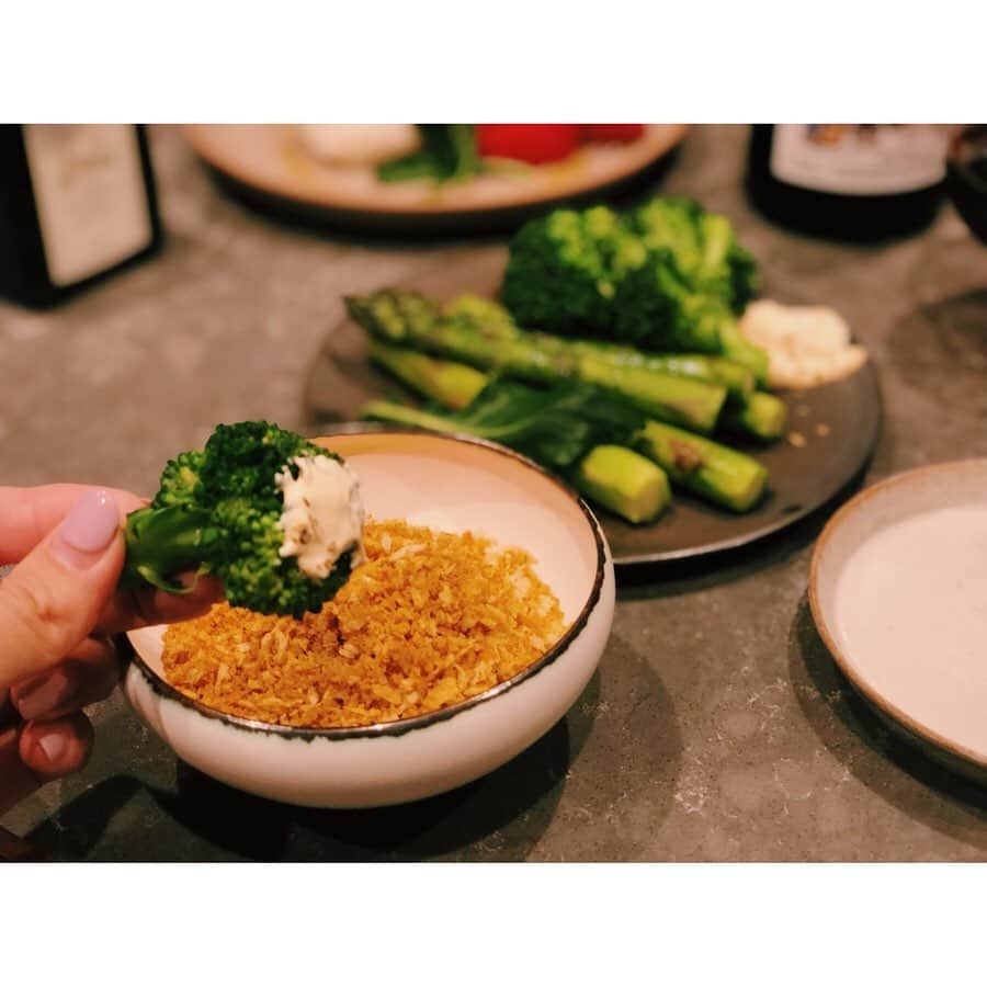 原田沙奈子さんのインスタグラム写真 - (原田沙奈子Instagram)「今宵はゆったりワインを飲みながらのんびりサタデーナイト。 モッツアレラと野菜で最高のスタート。 （旦那さんはZOOM飲み楽しみながら、この後ちょこちょこ作って都度食べるスタイル）  この野菜の食べ方は @chihiromaruyama のお店で毎度食べていた最高に美味しい料理。←最近では @aelu_tokyo で食べてやっぱり好きだと確信 ちひろさんがレシピ書いてくれてたから真似っこ🙏ありがたやー 茹で野菜も焼き野菜も永遠にいけちゃう！し家族みんなに大人気。 落ち着いたらお店でゆっーくり頂くのが今から楽しみ。  おうちワインもすんごく楽しいけど外食で癒される空間や雰囲気もまた最高だなーと改めて実感してる。  豊かな気持ちにさせてくれる場所ってなんと貴重なことか。  とか、思いながらワインが進んじゃってる🍷笑  明日は日曜日だしね🕺🏻 #おうちごはん#おうちワイン」5月16日 21時30分 - sanakoharada