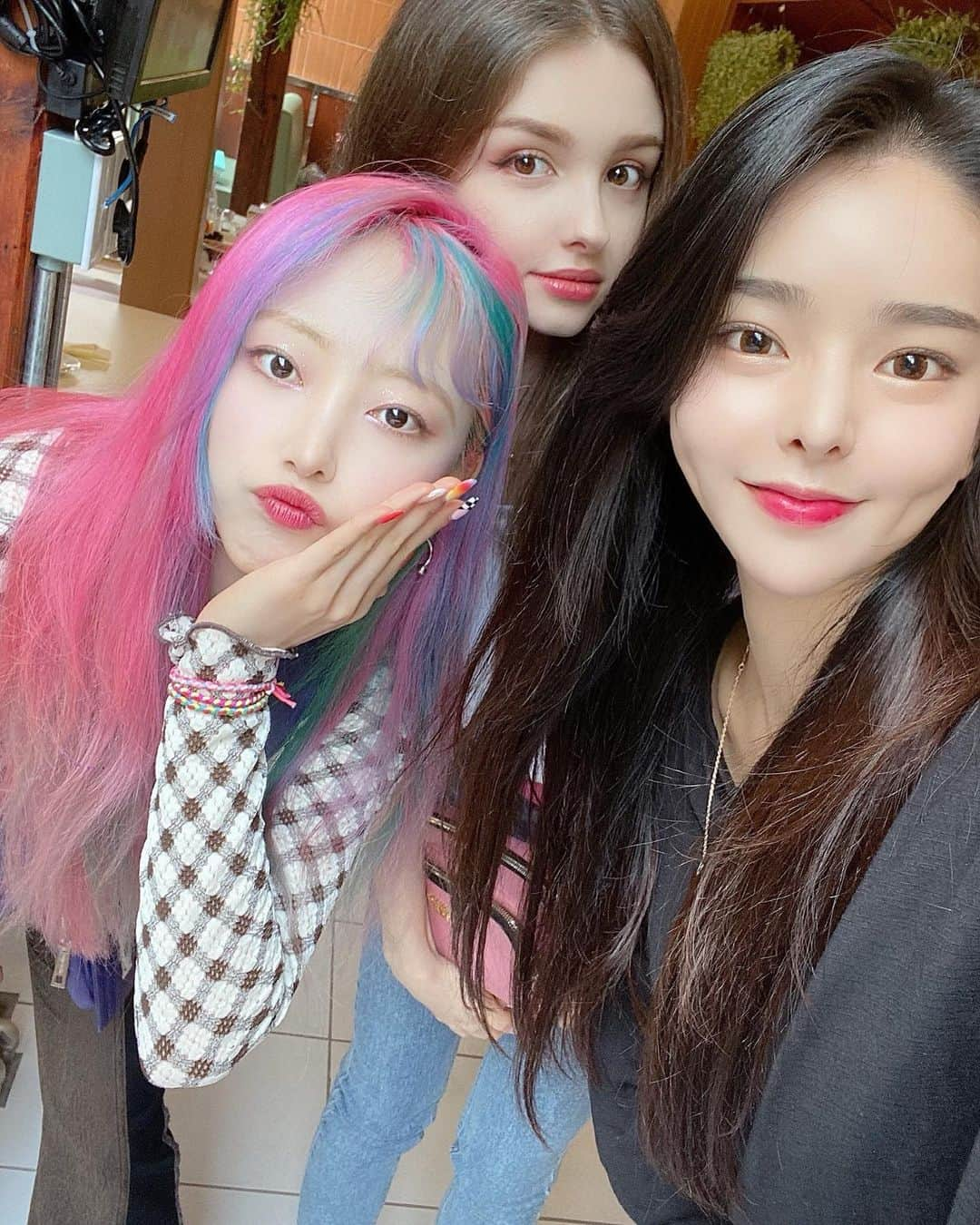 ダユンさんのインスタグラム写真 - (ダユンInstagram)「각각 다른 우리 셋 💜🍭🍬🦄 나도 다음달에 예쁜 색으로 염색해볼게 o(*≧□≦)o」5月16日 21時31分 - 2__yun__2