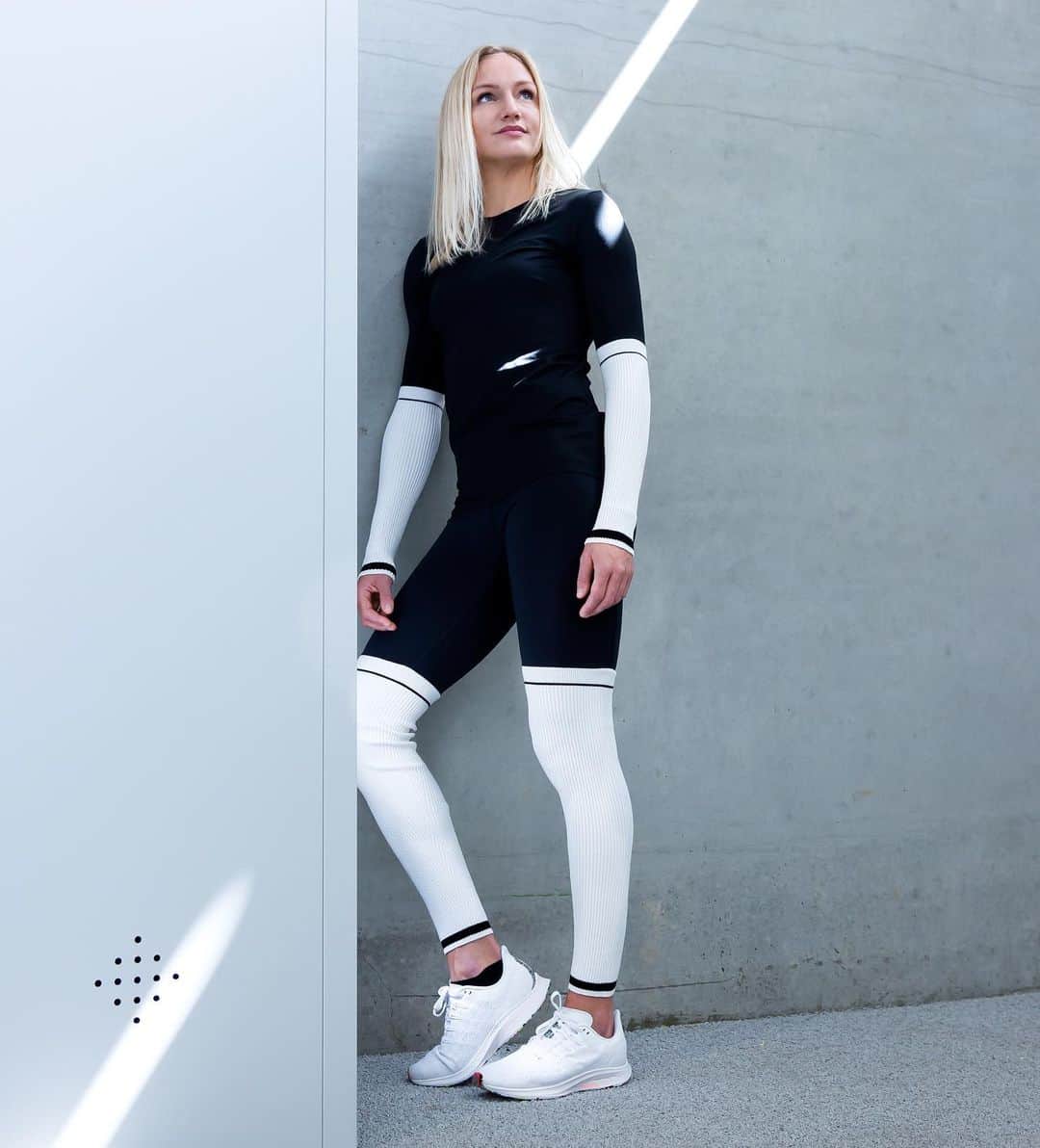 ハンネ・クレスのインスタグラム：「These last months have been different. Calmer in a way, but also challenging. I feel ready for what’s to come next!🖤🤍 Dit weekend vind je in @sjiekmagazine een leuk interview over wat ‘tijd’ voor mij betekent. Terwijl in lockdown de tijd soms stilstaat, blijf ik sprinten tegen de klok...⏰@tokyo2020 👀  Check it out! ✍️ @janabrusten @hbvl.be 📸 @laurevanhijfte_photography 😘  #hbvl #sjiekmagazine #tijd #racetegendeklok #endoflockdown #ready #eyesontheprize #olympicdream」