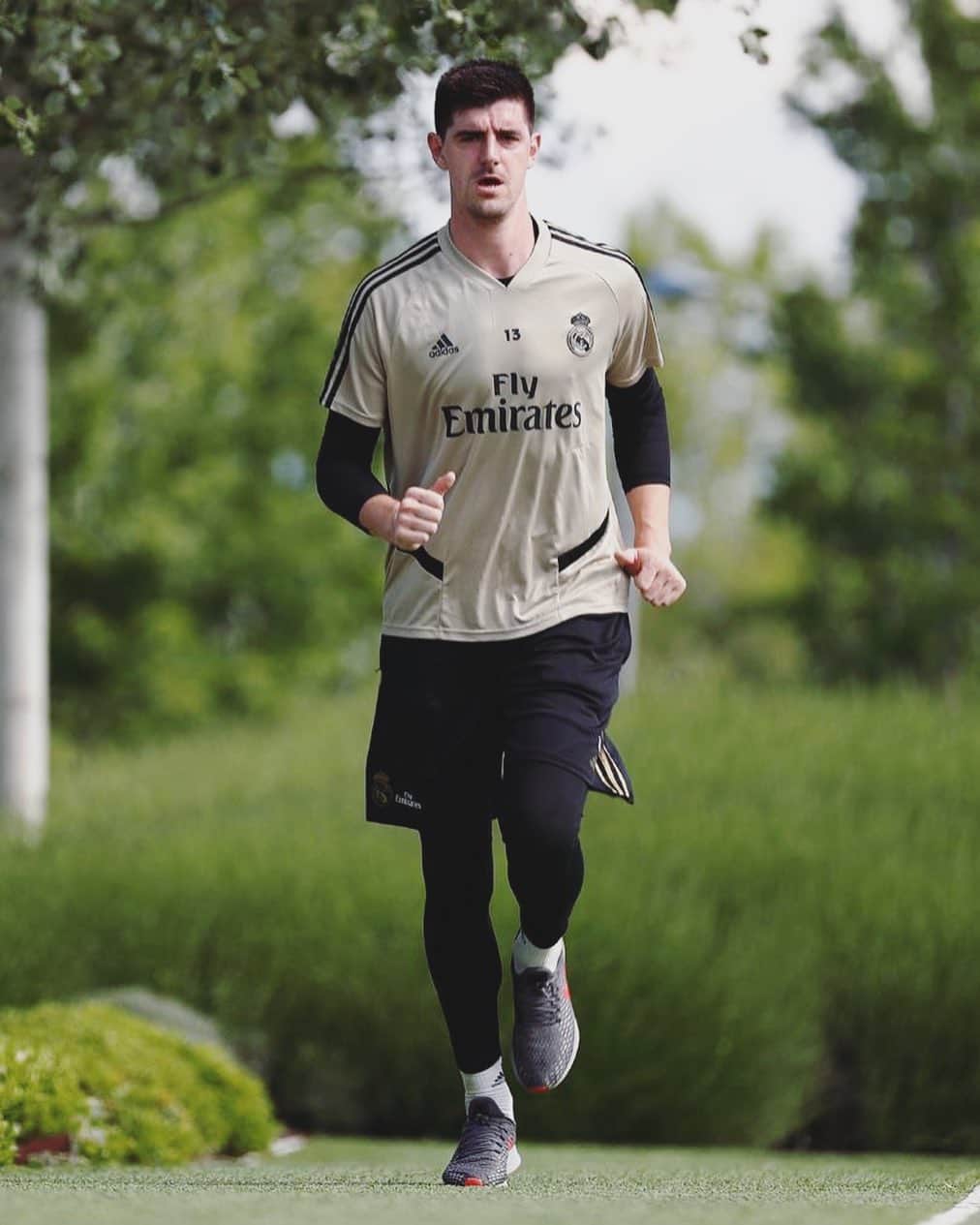 ティボ・クルトゥワのインスタグラム：「Otro buen entrenamiento! 🏃🏻‍♂️💨 Muy buenas sensaciones! Disfrutando cada instante en Valdebebas! #HalaMadrid 🤍」