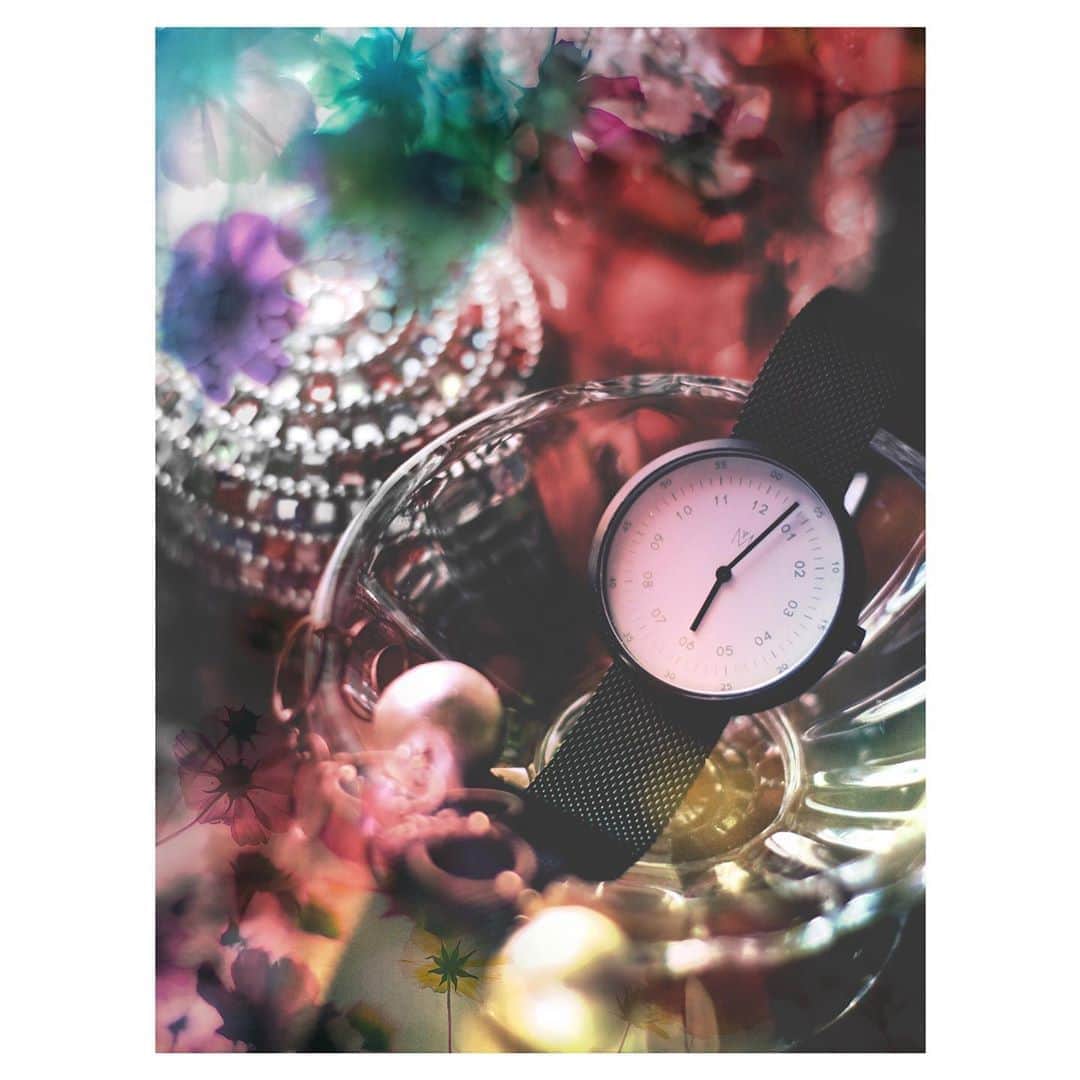 メグのん♡ A k i k oのインスタグラム：「⌚️MAVEN WATCHES @mavenjapan . . ほんとに大活躍の腕時計です♩ . わたくし、フレンチカジュアル大好き世代ですので、このてのミニマル感が大好物🖤 私の写真の作風はこってりなんですが笑 . ボートネックの白黒ボーダー七分袖に 黒サブリナパンツ、 赤いバレエシューズに黒ベレー。 そして、MAVEN様のウォッチ。 いいですねぇ🖤 . . クーポンコード megandu 10%OFFになります♩ 公式Instagram  @mavenjapan . . #マベン #マベンウォッチズ #時計  #腕時計 #mavenwatches ♡」
