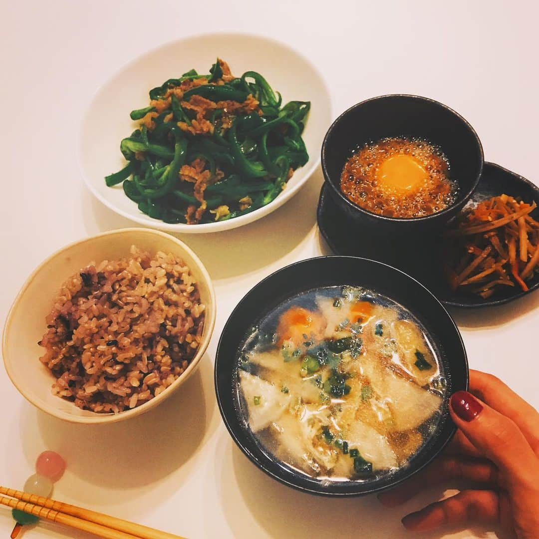 森由月さんのインスタグラム写真 - (森由月Instagram)「・ 今日の晩ごはん。 *牛肉とピーマンの細切り炒め *生卵納豆 *きんぴら *なんちゃって豚汁 *玄米黒米ごはん ・ 根菜のお味噌汁、隠し味にダシダを入れるとほんのり豚汁風味になります(笑) ちょうどいい豚肉がないときにおすすめ。 頻繁にお買い物も行けないので、工夫して色々食べたいこの頃。 ＊ ＊ ＊ #晩ごはん #なんちゃって豚汁 #ゆうはん #おうちごはん #手料理 #自炊 #料理好きな人と繋がりたい #おうちごはんlover #和食 #献立 #食事 #玄米 #クッキングラム #暮らし #フーディーテーブル #料理写真 #てづくりごはん365  #dinner #meal #japanesefood #cooking #cuisine #instafood #foodstagram #foodie #homecooking #eat #foodphotography #misosoup #brownrice」5月16日 21時38分 - mori_yutsuki