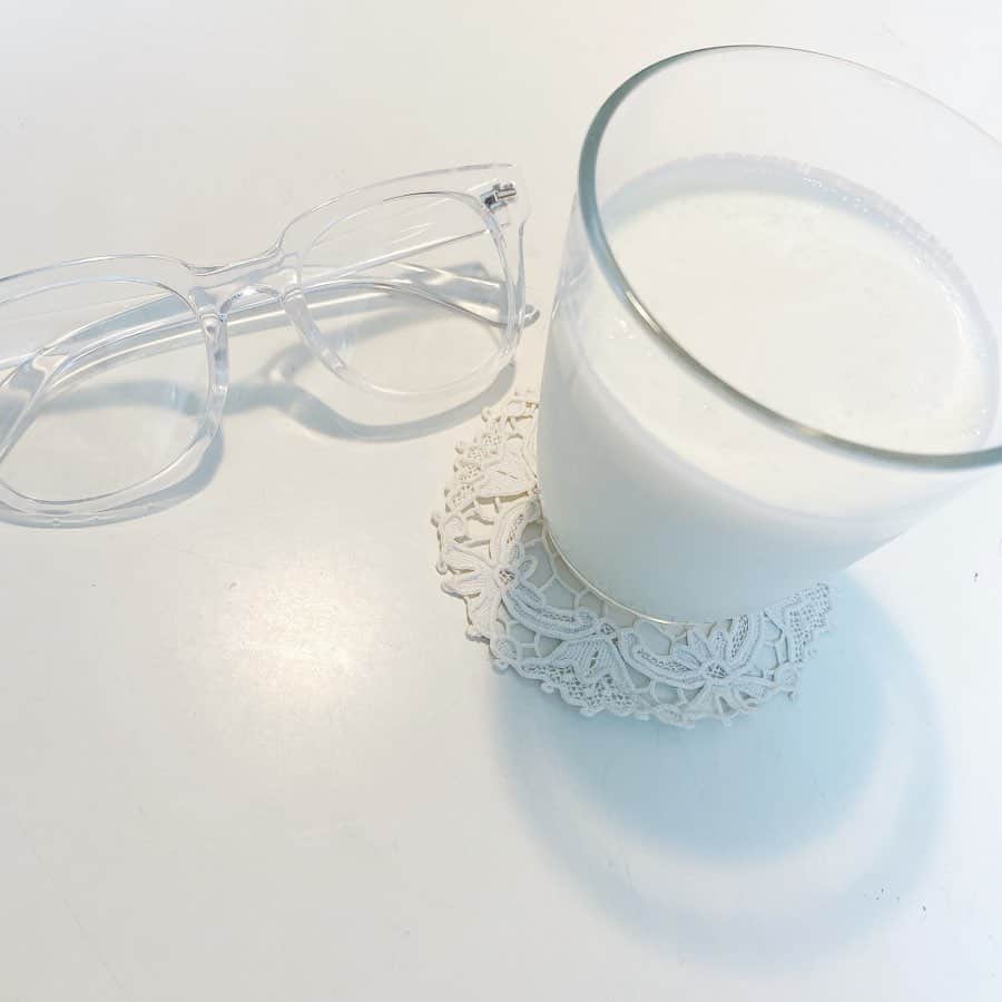 出口結菜さんのインスタグラム写真 - (出口結菜Instagram)「《🐄#おうち#ラッシー》﻿ ﻿ ﻿🐮ラッシー ﻿ ＊材料＊﻿ ・牛乳🥛→100ml﻿ ・ヨーグルト→100g﻿ ・砂糖→大さじ1﻿ ﻿ ﻿ ﻿ ＊作り方＊﻿ 材料をボウル🥣にいれて混ぜるだけ！！！﻿ ﻿ ﻿ 最近、日本で牛乳余りすぎ問題が増えてるらしくて、、﻿ ﻿ 私もやけど最近は中々牛乳を飲む機会が少なくなってる。。。😖😖😖﻿ ﻿ ﻿ ﻿ 私の好きな﻿ 美好くんっていう方がYouTubeで紹介して﻿ うちもやってみたんですが、めっちゃ美味しいの！﻿ ﻿ ﻿ ﻿ ﻿ 牛乳が苦手な方でも全然飲める！🥛♥️﻿ ﻿ 結構、ヨーグルトベースかなぁ﻿ ﻿ 結構混ぜた方が良き！！！﻿ ﻿ ﻿ ﻿ あとね、ヨーグルトは弾力がある方が好きやから﻿ 私はカスピ海ヨーグルト使ってます🤩✌️﻿ ﻿ ﻿ ﻿ これで美味しく牛乳も飲めるし、﻿ 牛さんも泣かない🐄💗﻿ ﻿ ﻿ めっちゃ簡単やし、﻿ うちは朝絶対ヨーグルトを食べてたから﻿ それをラッシーに変えました👍🏻👍🏻👍🏻﻿ ﻿ ﻿ ﻿ \ちなみに、憧れてた透明メガネかけてみた♥️/﻿ ﻿ メガネ。かわゆぃ、（似合ってるかな。。🥺🥺）﻿ ﻿ ﻿ ﻿ #ラッシーレシピ #牛乳 #牛乳消費 #🥛 #牛 #🐄 #🐮 #ヨーグルト #カスピ海ヨーグルト #簡単レシピ #おうちカフェ #おうちcafe#おうち時間 #おやつの時間 #レシピ #うま #美味しい  #メガネ女子 #tresjewelry @tres.jewelry #👓 #instafood #instagood #instagram  #ラビ飯 #ラビ飯レシピ」5月16日 21時38分 - yui_laby0622