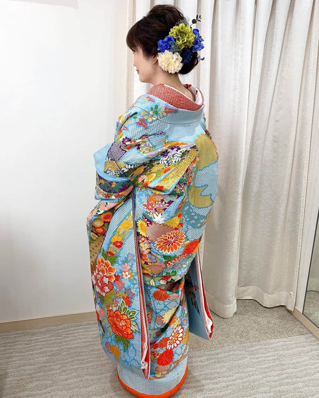 浅井麻里さんのインスタグラム写真 - (浅井麻里Instagram)「👘💙﻿ ﻿ 色打掛はやっぱり赤や金系が多いから、﻿ 青色って新鮮💙﻿ ﻿ しかも合わせで赤を入れるって﻿ なかなか挑戦できないコーディネート❤️﻿ でも着てみると華やかで斬新✨👘﻿ ﻿ こういう色の楽しみ方も﻿ お着物の良さ💕﻿ ﻿ ﻿ #色打掛#色打ち掛け#ウェディングモデル#ブライダルモデル#着物#ウェディング#ブライダル#春カラー#kimono#wedding_mari」5月16日 21時41分 - mari_asai_625