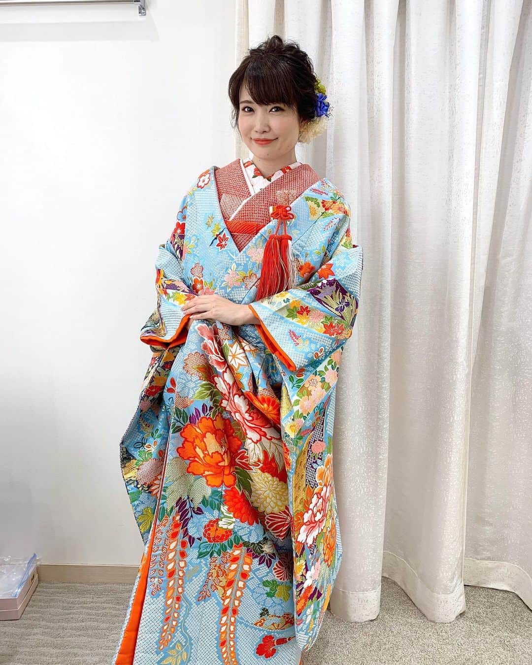 浅井麻里さんのインスタグラム写真 - (浅井麻里Instagram)「👘💙﻿ ﻿ 色打掛はやっぱり赤や金系が多いから、﻿ 青色って新鮮💙﻿ ﻿ しかも合わせで赤を入れるって﻿ なかなか挑戦できないコーディネート❤️﻿ でも着てみると華やかで斬新✨👘﻿ ﻿ こういう色の楽しみ方も﻿ お着物の良さ💕﻿ ﻿ ﻿ #色打掛#色打ち掛け#ウェディングモデル#ブライダルモデル#着物#ウェディング#ブライダル#春カラー#kimono#wedding_mari」5月16日 21時41分 - mari_asai_625