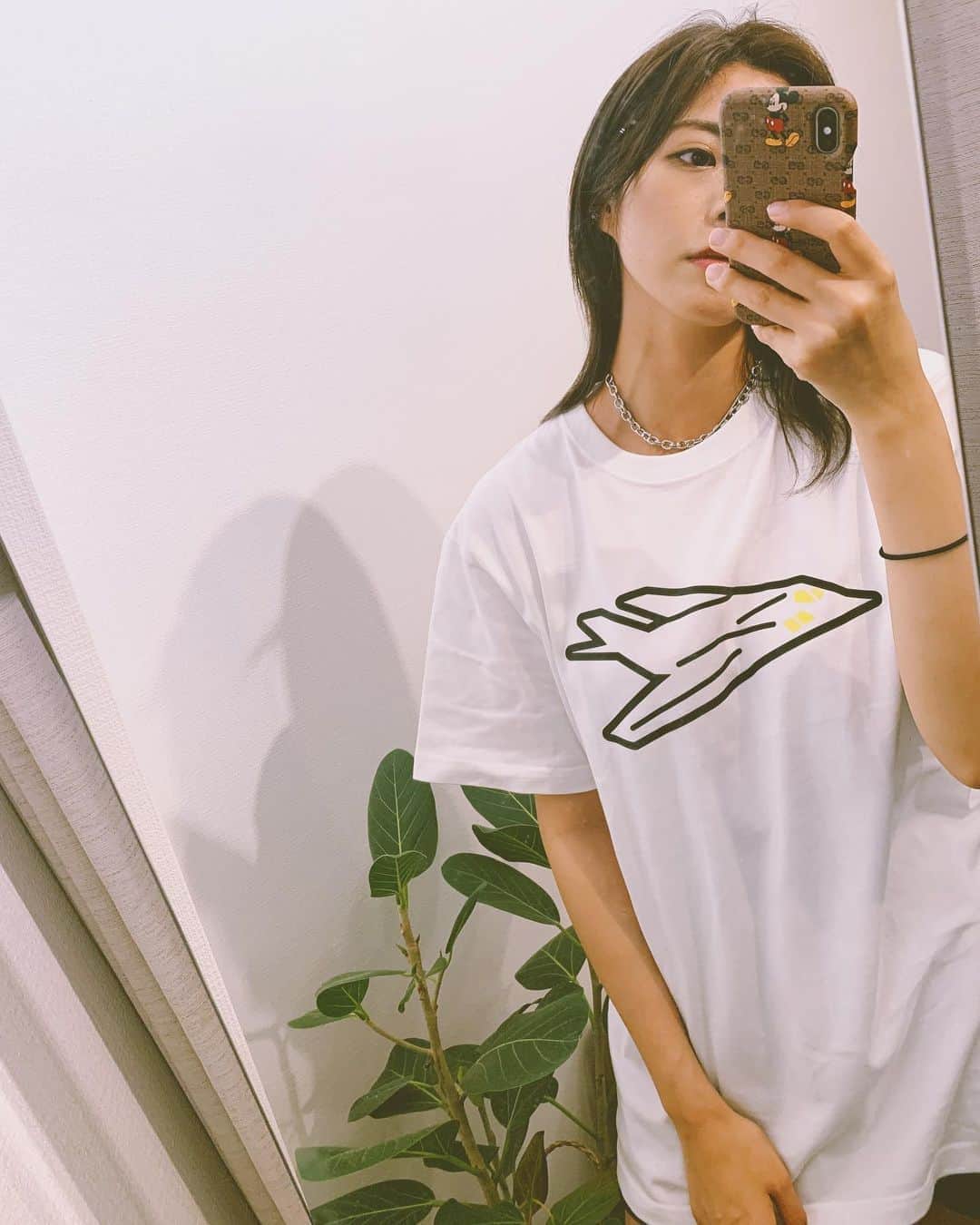 わちみなみのインスタグラム：「楽天ルームみてくれたかな？﻿ 実際に購入してくれた方もいたみたい！﻿ おすすめばかりだったので、﻿ わたしが買ったグッズ覗いてみてね😂💛﻿ ﻿ 明日はリモートスタイルで60分間ファンの方と﻿ おはなし！なんだけど﻿ まだ枠があいてるみたい🤗﻿ おはなししましょうね💛﻿ ﻿ #Tシャツ﻿ #まだ寒い﻿ #tシャツコーデ  #コーデ  #部屋着　#ルームウェア　#gu #guコーデ」