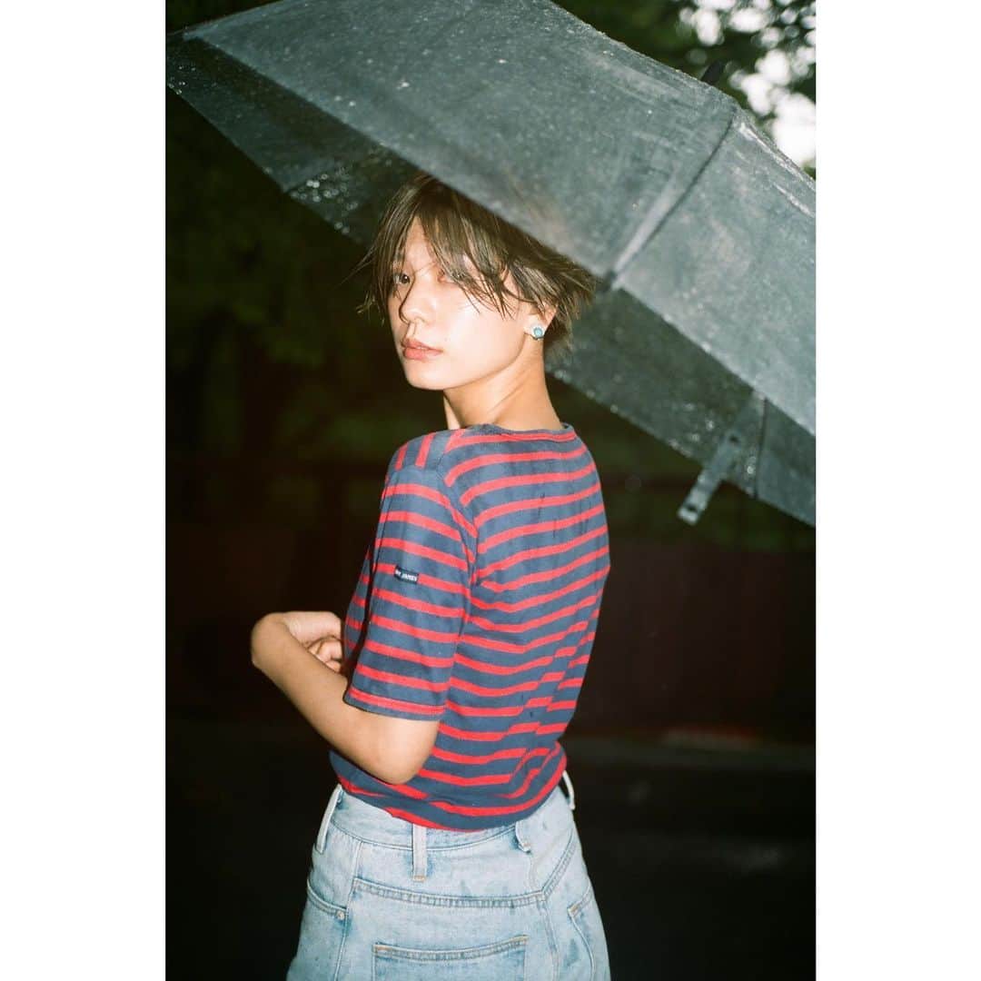 石川瑠利子のインスタグラム：「. . 撮影したいなぁ🙏🏻💕 早く普通の日常に戻れますように。 今日は雨なので、いつかの雨の中での作品撮りを🥳 . . #shooting #photo #rainy #fashion」
