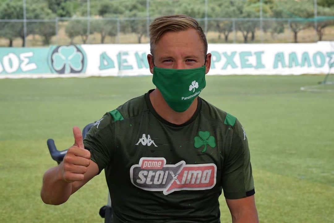 ウッフェ・ベックのインスタグラム：「Hard work during hot days ☘️☀️💦⚽️💯」