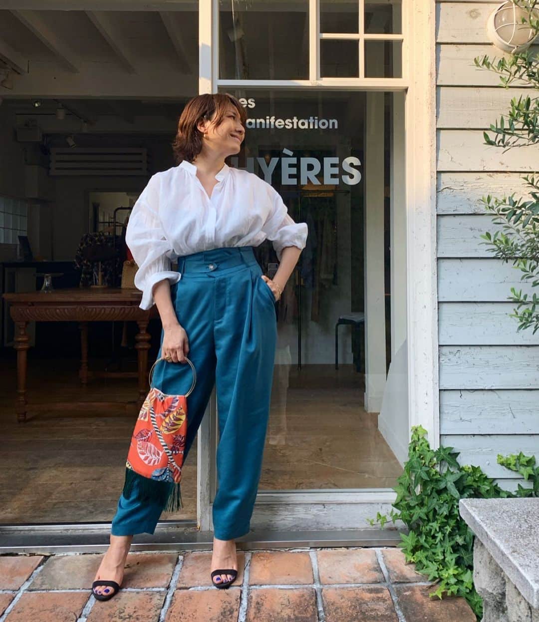 風間ゆみえのインスタグラム：「STYLING F  この夏には1枚は持っていたいリネンブラウスは爽やかでクリアな白。 合わせたボトムは、腰まわりをきれいに見せてくれるスタイルアップパンツ‼︎ ピーコックグリーンがさらに女性を魅力的にするから言わば無敵なコーディネートね‼︎笑  F Set ¥51,600 → ¥42,000 +tax. .  Shirt ¥14,800 Pants ¥18,800 ※size0.1展開 Bag ¥18,000  @la_marine_francaise_official  #yumie_k_style」