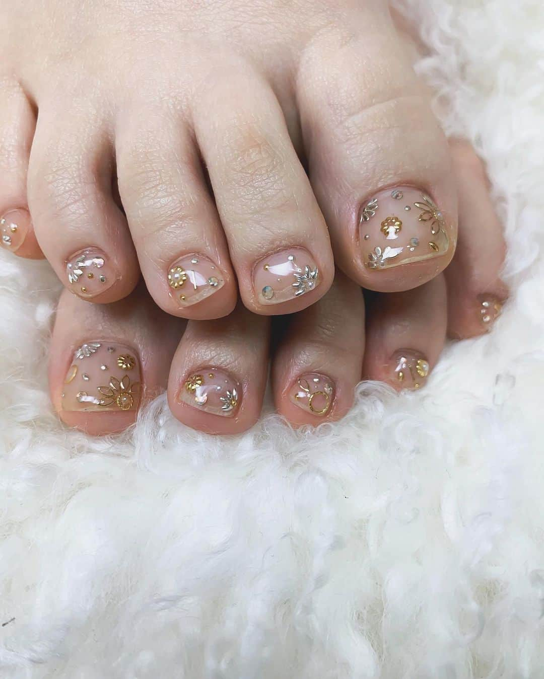 Nailsalon Cielさんのインスタグラム写真 - (Nailsalon CielInstagram)「foot nailの季節👣﻿ ﻿ ﻿ クリアベースに﻿ スタッズをちりばめました💭﻿ 親指にはスタッズフラワーも!﻿ ﻿ すずしげ😚💗﻿ ﻿ ﻿ ――――――――――――――――﻿ ――――――――――――――――﻿ hotpepperBeauty net予約↓↓↓ ﻿ ﻿ https://beauty.hotpepper.jp/smartphone/kr/slnH000217395/﻿ ・﻿ #ネイル#ネイルサロン﻿ #instagood#instanails#jelnail#ネイルアート#手描きアート#loveit#ジェル#ジェルネイル#個性派ネイル#トレンドネイル#お洒落ネイル#newnails#福岡ネイル#cute#beautiful#art#ネイルサロン#天然石ネイル#ネイル#福岡ネイルサロン#cool#シルバージュエリーネイル#シンプルネイル#モードネイル#スタッズネイル#クリアネイル#夏ネイル2020」5月16日 21時45分 - myanail