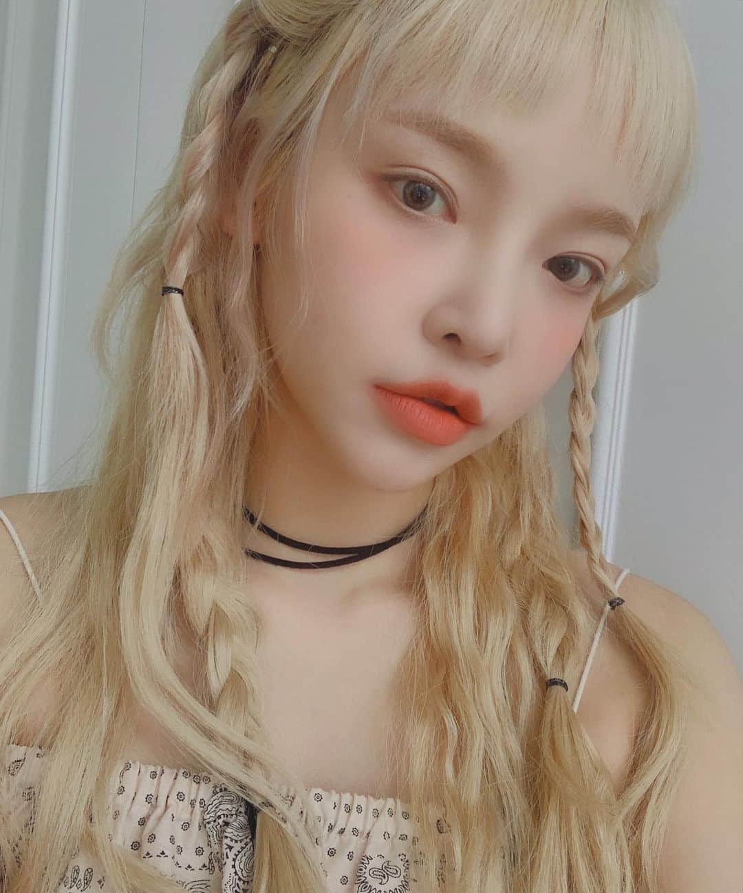 スアさんのインスタグラム写真 - (スアInstagram)「리터치 받는 기념 ㅋㅋㅋ 🧡 이번에도 역시 티 안나고 너무 자연스럽게 붙여주셔서 머리 붙인거 까먹고 살아가는 중 👱🏻‍♀️ 그나저나 내 앞머리 많이 자랐당 ㅋㅋㅋㅋㅋㅋㅋㅋㅋ 😖 ⠀ #퍼스트제이헤어 #붙임머리 #강남붙임머리」5月16日 21時47分 - midoricoo
