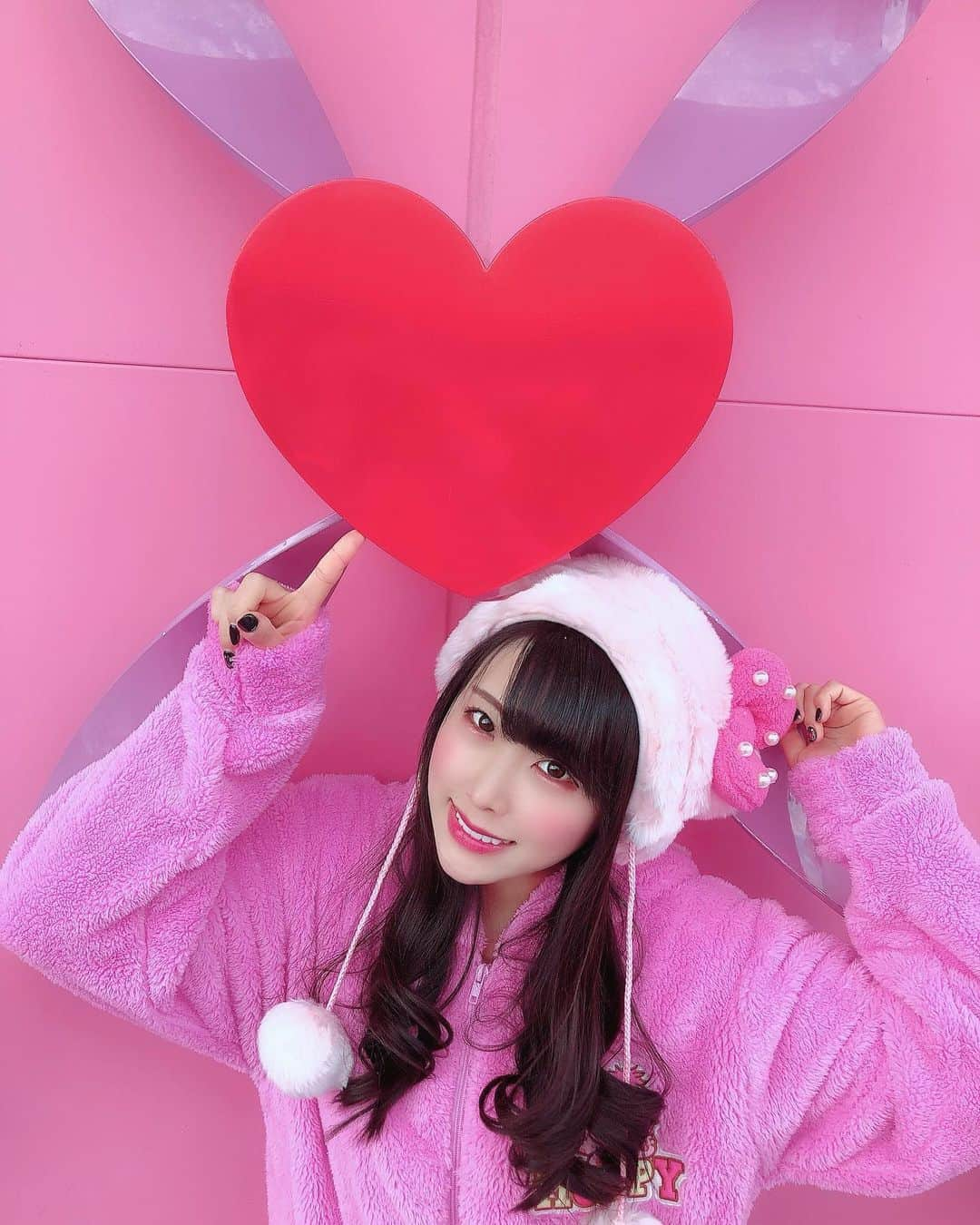 熊本美和さんのインスタグラム写真 - (熊本美和Instagram)「おはくま🐻 . . 質問があったので、、 キティちゃん好きですっ🥰💕 . . #おはよう #gm #goodmorning #おはくま #日々の出会いに感謝 #バクステ外神田一丁目 #熊本美和 #miwakumamoto  #アイドル #idol #일본 #아이돌 #アイドルボウラー #Pリーガー japanesegirl #followme #kawaii #makeup #beauty #黒髪 #ユニバーサルスタジオジャパン #フォトスポット #usj #ゆにば #pink #❤️ #Onlyfive #楽しい #ありがとう #すきぴ」5月16日 12時54分 - miwa_babyb