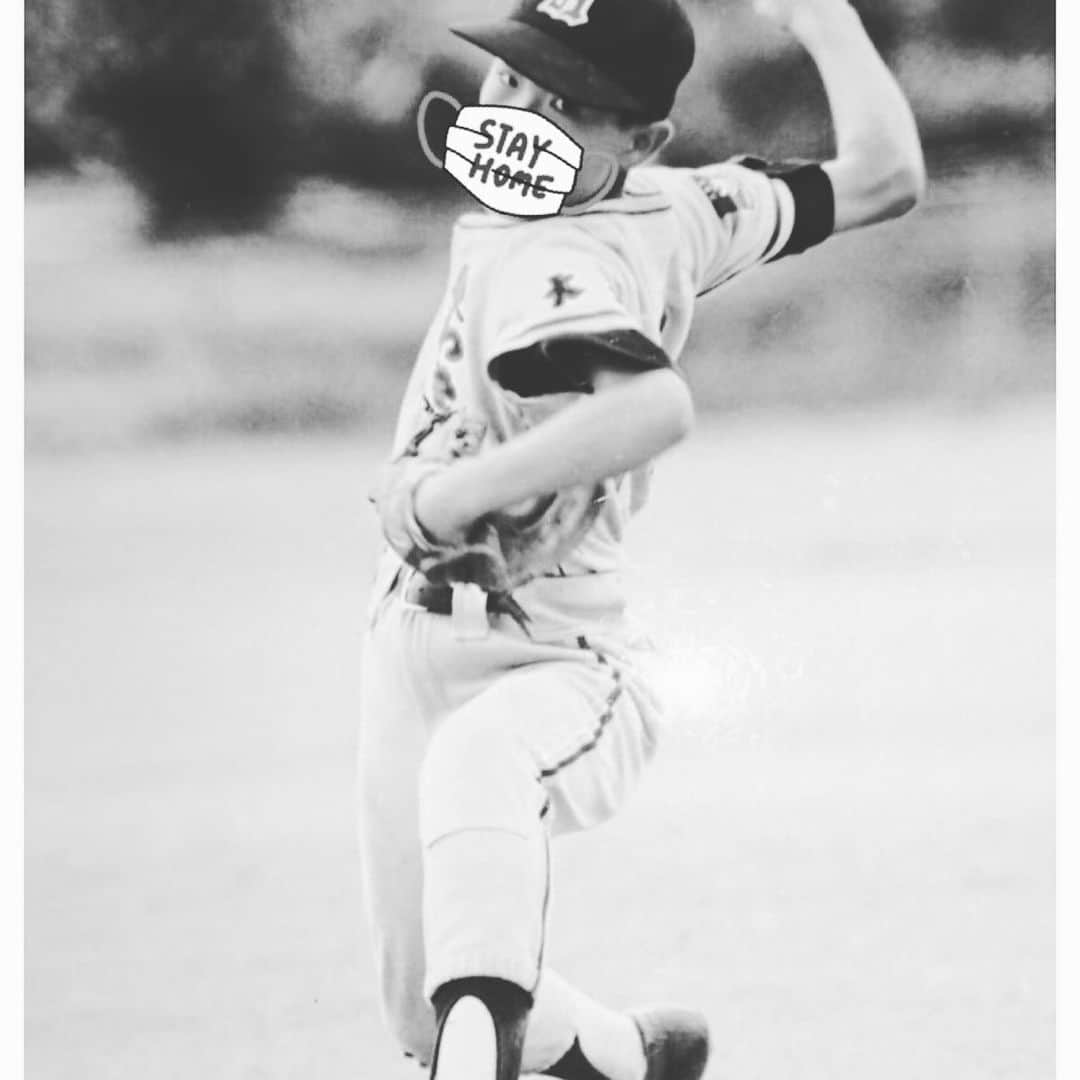 鉄平さんのインスタグラム写真 - (鉄平Instagram)「数少ない子供の頃の野球の写真を保存するの巻。  小学校4〜6の頃です。キャッチャーは４年生の頃かな？ピッチャーは６年生の頃。  誰にでも子供の頃はあるわけで、こうやって残すと大きくなってから懐かしく振り返ることが出来るのでいいですね。  #少年野球 #小学校」5月16日 12時54分 - teppei1227