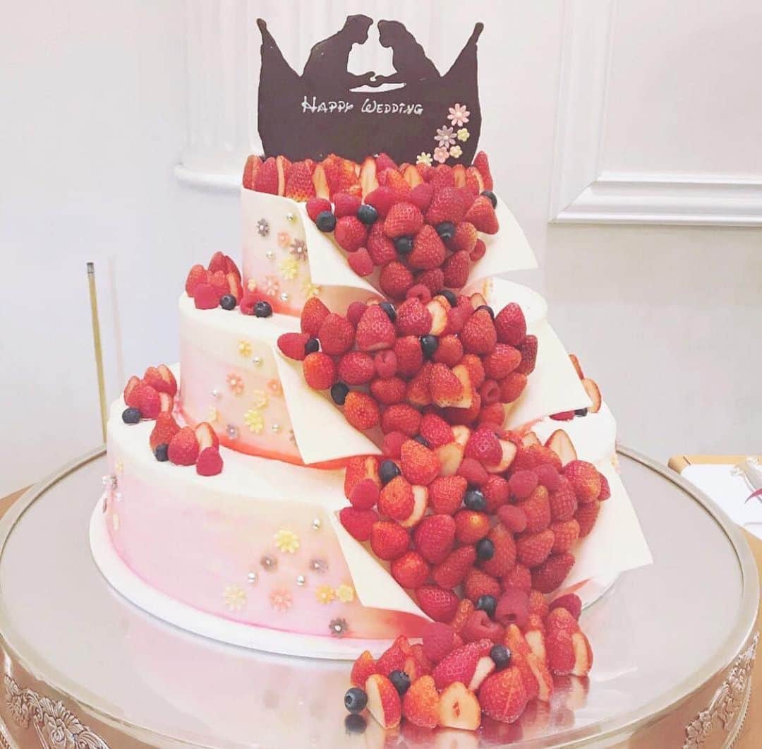 のインスタグラム：「ディズニー好きにはたまらない💕可愛いウェディングケーキ5選🍰 . weddingnews_editor まいにち150記事を配信♩アプリもよろしくね💕 . . 📷本日のカバーPhoto🕊♩+ﾟ . . @terattttta さん💕 . . カバーは、流れるいちごが可愛い #ラプンツェル の #ウェディングケーキ 🍓💗 . 華やかなピンクやお花のデザインも可愛いポイントです🌼*･ . ほかのデザインも素敵なので、ぜひスワイプ👉🏻してみてくださいね✨ . . ...................................... ❤️【WeddingNews情報】❤️ . 本日新着のオススメ記事をご紹介します✨ . . ①ムービーも自作できる！おすすめ動画制作・編集ソフト11選＊💕《DIY》 . . ②新居にも♡似顔絵をオーダーしたいおしゃれなイラストレーターさん特集💕《テーマ・装飾》 . . ③結婚式で先輩花嫁が後悔したことは？リアルな体験談と解決策＊💕《お金・段取り》 . . ④先輩花嫁の実例から見つけた♡はんなり美しい和装10選💕《花嫁コーデ》 . . ⑤ディズニーリゾートのチケット風席札の作り方♩💕《DIY》 . . ※《》は記事のあるカテゴリー名❤️ . などなど、その他にも新着記事が配信中💕アプリダウンロードがまだお済みでない方は是非 @weddingnews_editor のURLからダウンロードしてみてくださいね💕 . . . ＼📷投稿お待ちしています／ . 花嫁はもちろん、業者さんも大歓迎✨ アナタのお写真をご紹介してもOKという方は、ぜひ #ウェディングニュース にお写真を投稿してください💕 . . ⬇︎関連アカウント⬇︎ . 🕊メインアカウント 【 @weddingnews_editor 】 . 💒インスタグラムで式場探し 【 @weddingnews_concierge 】 . 👰花嫁から式場探し 【 @weddingnews_brides 】 . . その他、編集部からの連絡専用 @weddingnews_contact や、スタッフ個人の連絡用とし @WN_xxxx（xxxは個人名）があります💕 . . …………………………… ❤️ウェディングニュースとは？ …………………………… . 花嫁のリアルな”声”から生まれた、花嫁支持率No1✨スマホアプリです📱💕 . . 🌸知りたい… #結婚式準備 に役立つ記事を毎日150件配信中♩ . 🌸見たい… インスタの #ウェディング 系投稿TOP100が毎日チェックできる＊IG画像の複数ワード検索も可♩ . 🌸叶えたい… 式場をはじめとした #結婚式 関連の予約サイトが大集合♩ . 🌸伝えたい… 自分の結婚式レポ『マイレポ』が簡単に作れる♩卒花嫁のレポが読める♩ . . @weddingnews_editor のURLからDLしてね✨ . . #花嫁 #ウエディング  #結婚 #プレ花嫁 #プレ花嫁準備 #2021冬婚 #2020夏婚 #2020冬婚 #2020秋婚  #全国のプレ花嫁さんと繋がりたい #プロポーズ #婚約 #2021春婚 #ディズニーランド #スイーツ #デザート #ウエディングケーキ #ディズニープリンセス #おうちカフェ #ファーストバイト #ケーキ入刀 #お菓子作り好きないと繋がりたい #weddingcake」
