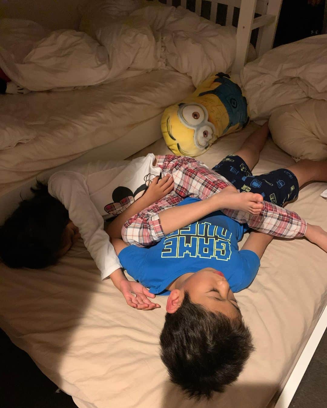 森上亜希子のインスタグラム：「2段ベッドの上で寝ていた息子が何故か、下のエキストラベッドで寝ていて、娘は下のベッドからエキストラベッドに落ちてこんな状態に😆😆 息子は絶対に苦しい夢を見てるはず🤣  #兄妹 #仲良し #兄の方が #怖がり #妹強し #2児のママ #mamalife #tennis #テニス #コロナに負けるな」